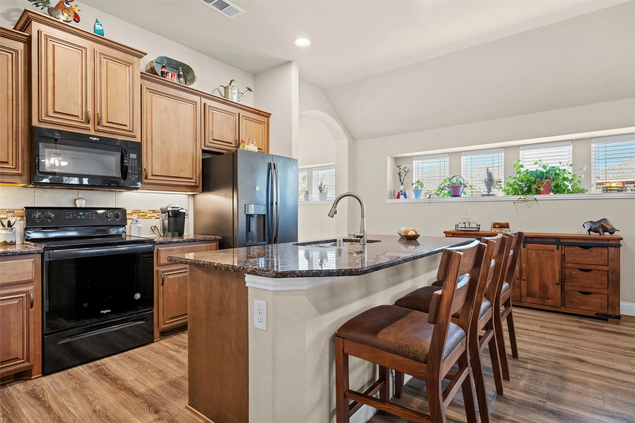 Single Family Residence For Sale in Johnson County , 116 Cimmaron Court, Alvarado, Texas 76009, 3 Bedroom, 2 Bathroom, 2 Garage spaces, 1,840 Sqft, built in 2017, mls#21361916, Real Estate Agent in Alvarado, Homes For Sale in Johnson county, Homes For Sale in Alvarado, Realtor in Alvarado Texas, Real Estate Brokerage Independent Realty Texas, Luminita Cordes Realtor