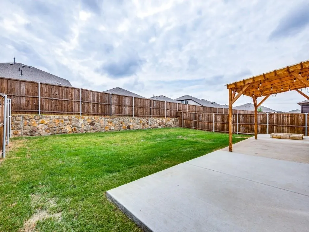 Single Family Residence For Rent in Denton County , 1236 Rosebush Road, Aubrey, Texas 76227, 3 Bedroom, 2 Bathroom, 2 Garage spaces, 1,674 Sqft, built in 2020, mls#21362676, Real Estate Agent in Aubrey, Homes For Rent in Denton county, Homes For Rent in Aubrey, Realtor in Aubrey Texas, Real Estate Brokerage Independent Realty Texas, Luminita Cordes Realtor