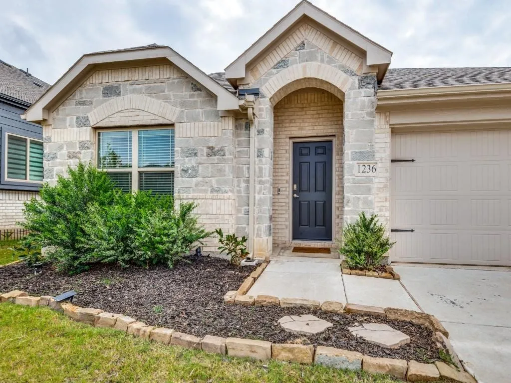 Single Family Residence For Rent in Denton County , 1236 Rosebush Road, Aubrey, Texas 76227, 3 Bedroom, 2 Bathroom, 2 Garage spaces, 1,674 Sqft, built in 2020, mls#21362676, Real Estate Agent in Aubrey, Homes For Rent in Denton county, Homes For Rent in Aubrey, Realtor in Aubrey Texas, Real Estate Brokerage Independent Realty Texas, Luminita Cordes Realtor