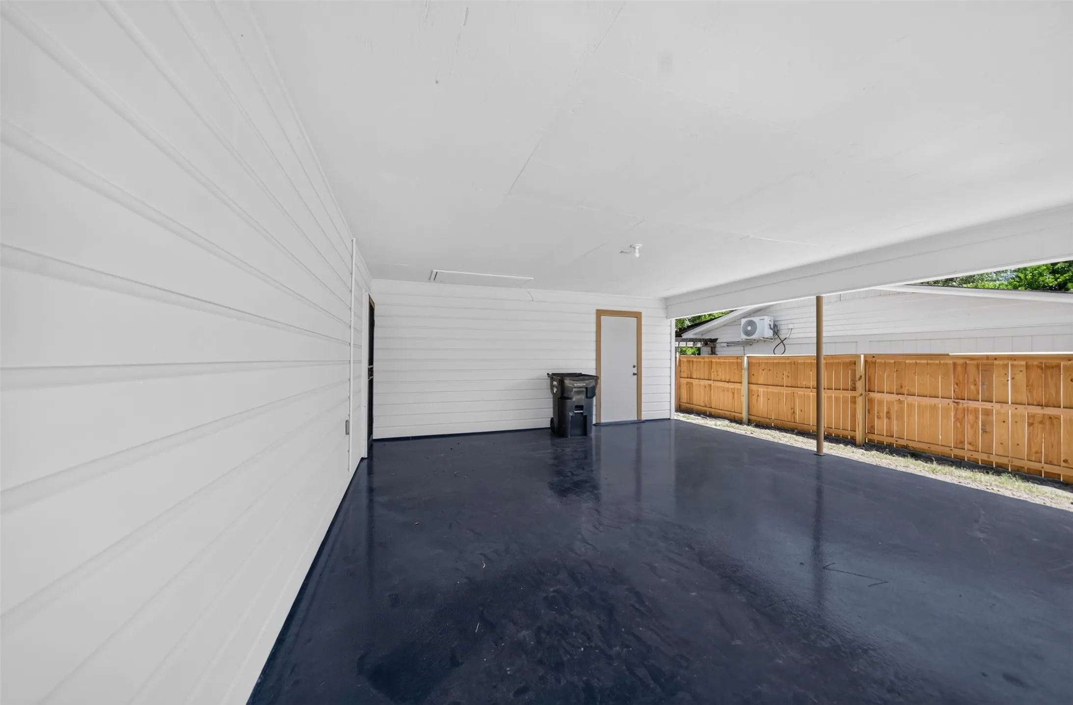 carport/ perfect for entertaining