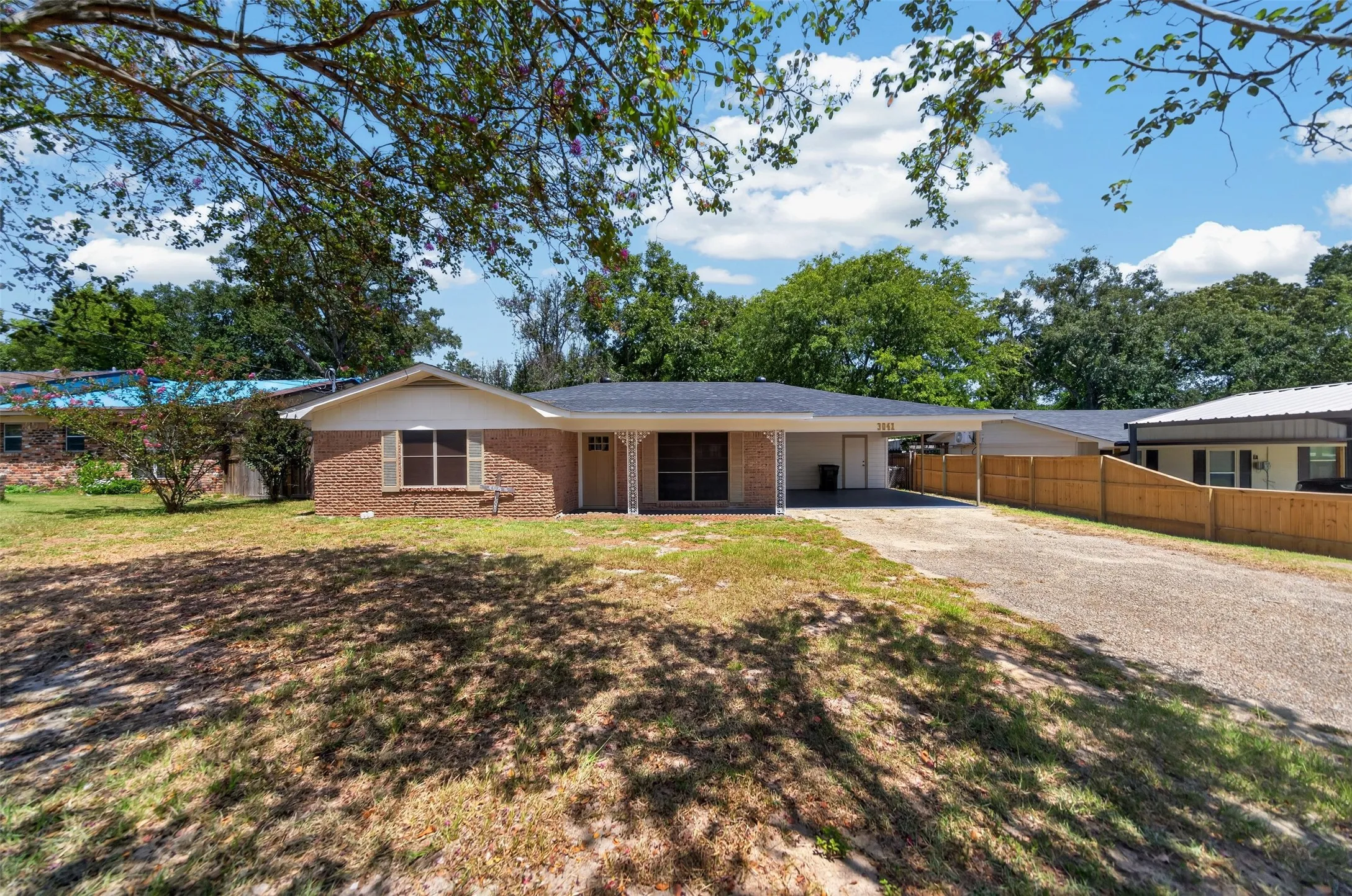 Single Family Residence For Sale in Smith County , 3041 Lakewood Drive, Tyler, Texas 75702, 3 Bedroom, 2 Bathroom, Garage spaces, 1,485 Sqft, built in 1962, mls#21362252, Real Estate Agent in Tyler, Homes For Sale in Smith county, Homes For Sale in Tyler, Realtor in Tyler Texas, Real Estate Brokerage Independent Realty Texas, Luminita Cordes Realtor