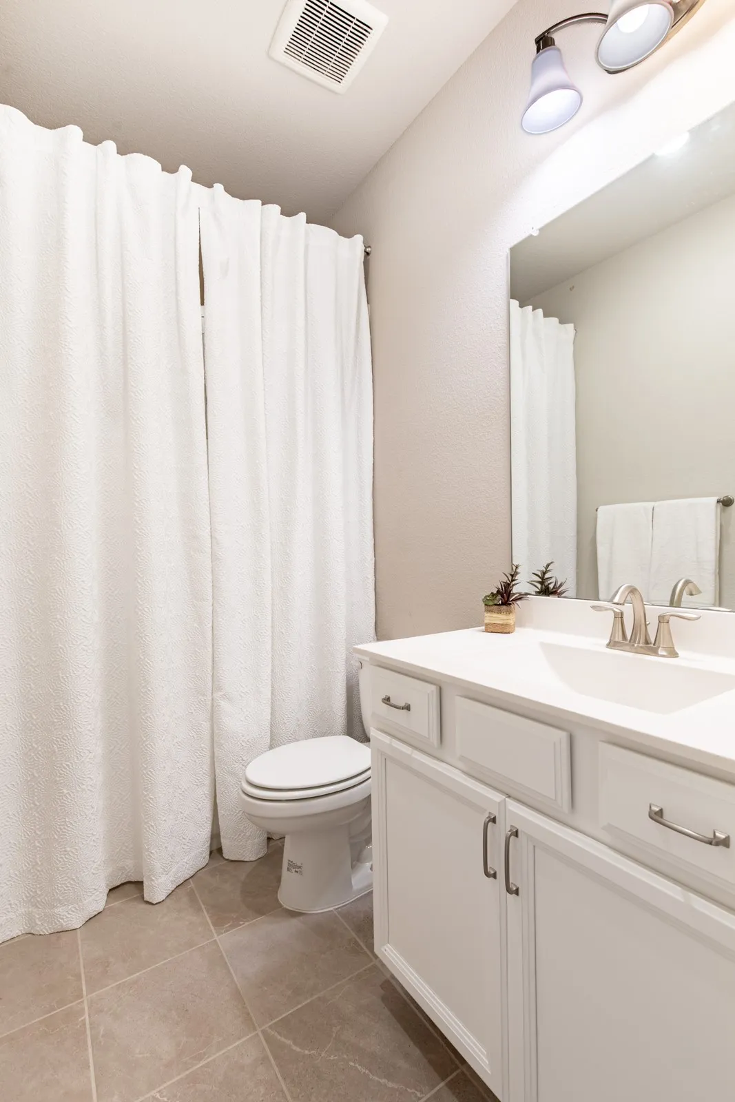 Bathroom between the two secondary bedrooms