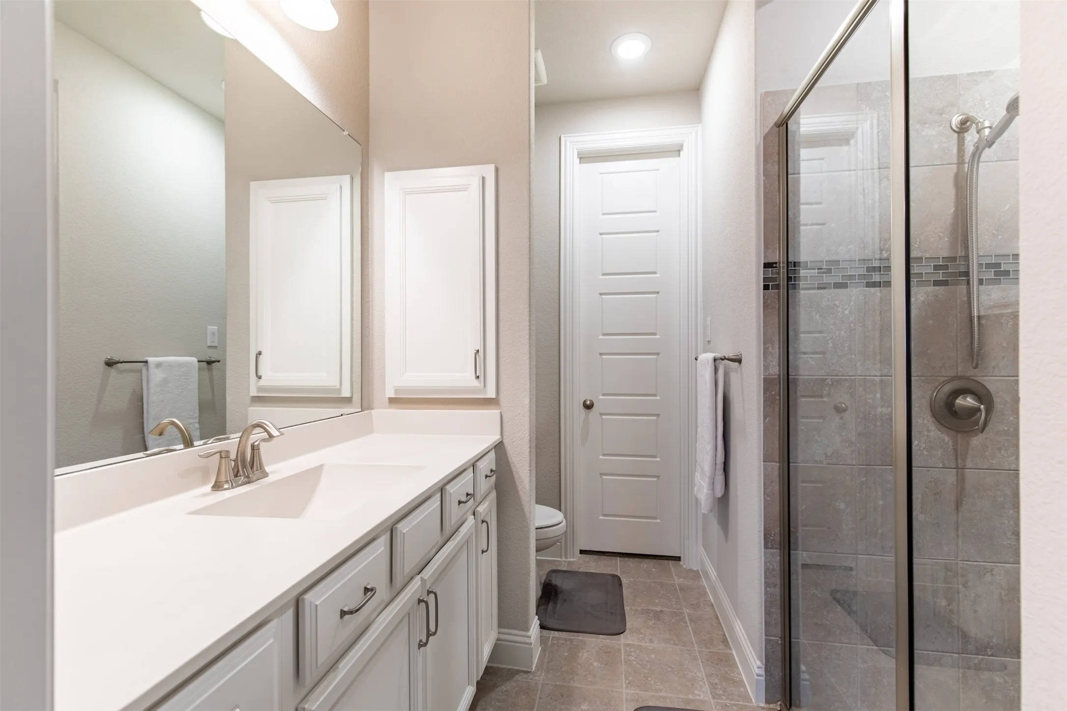 Ensuite bathroom for the secondary primary bedroom.