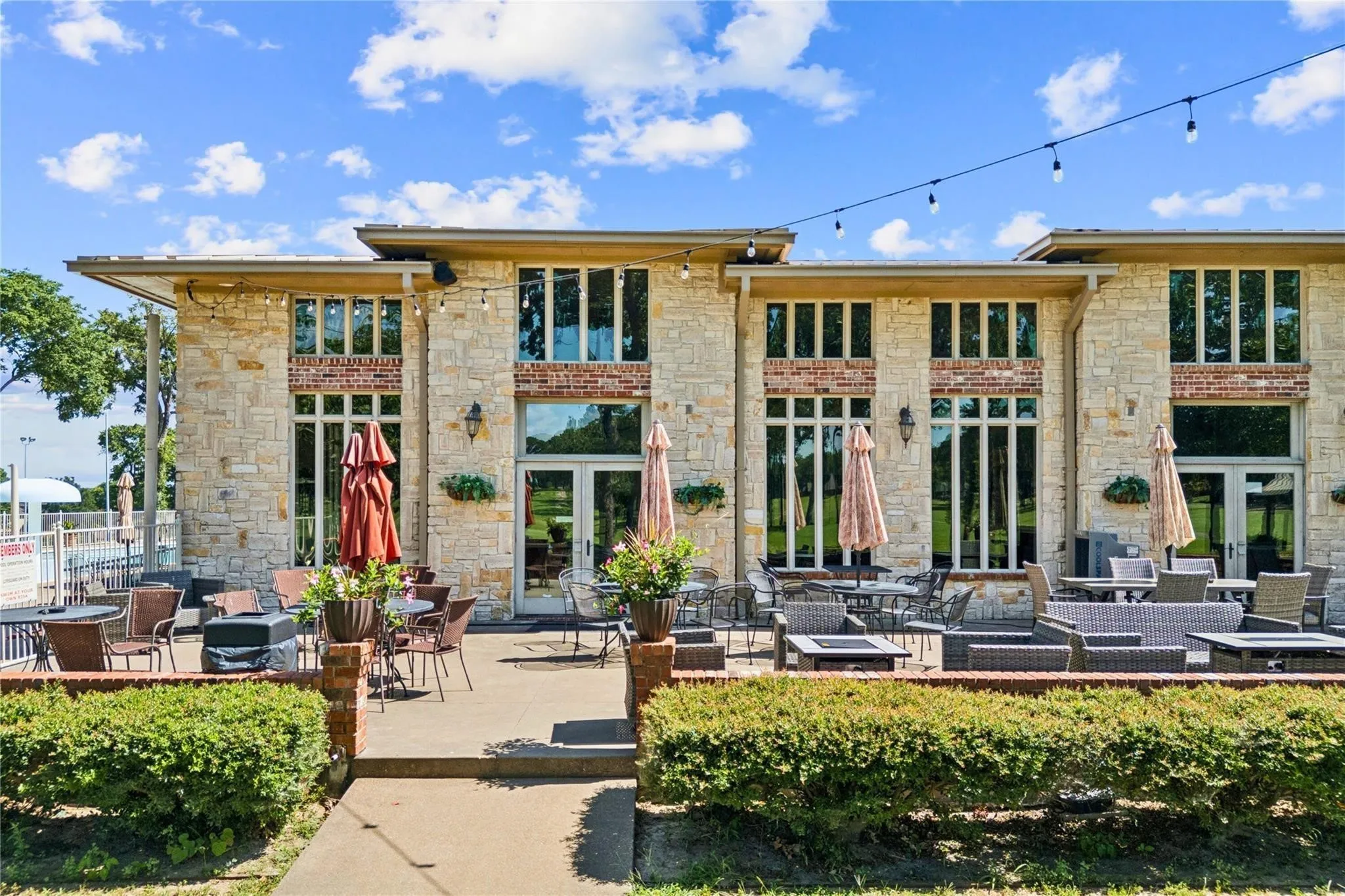 Single Family Residence For Sale in Kaufman County , 101 Beacon Court, Mabank, Texas 75143, 4 Bedroom, 4 Bathroom, 3 Garage spaces, 3,120 Sqft, built in 2014, Price $600,000, mls#21362311, Real Estate Agent in Mabank, Homes For Sale in Kaufman county, Homes For Sale in Mabank, Realtor in Mabank Texas, Real Estate Brokerage Independent Realty Texas, Luminita Cordes Realtor