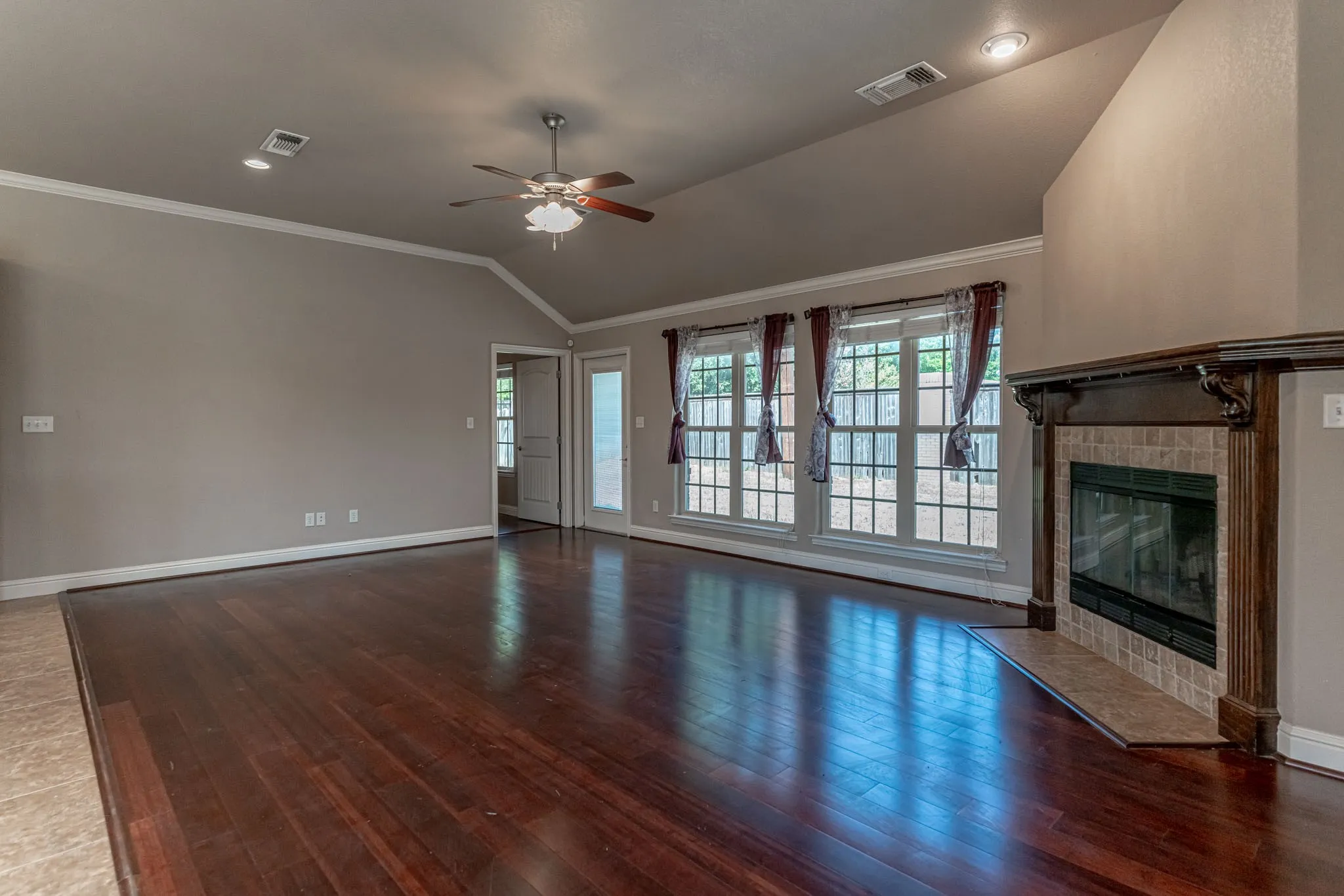 Single Family Residence For Rent in Hood County , 1200 Chaparral Lane, Granbury, Texas 76048, 3 Bedroom, 2 Bathroom, 2 Garage spaces, 1,777 Sqft, built in 2009, mls#21363067, Real Estate Agent in Granbury, Homes For Rent in Hood county, Homes For Rent in Granbury, Realtor in Granbury Texas, Real Estate Brokerage Independent Realty Texas, Luminita Cordes Realtor