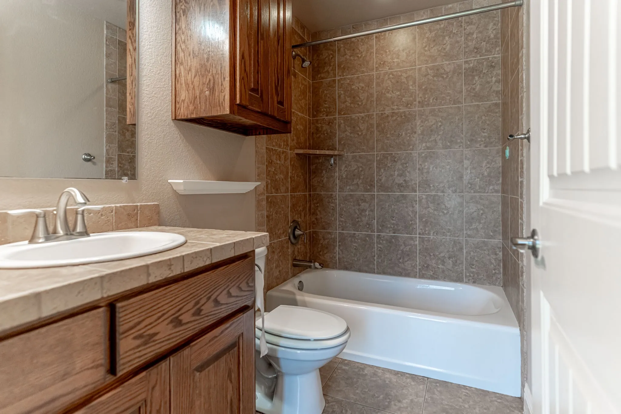 Secondary bath with shower/tub combo