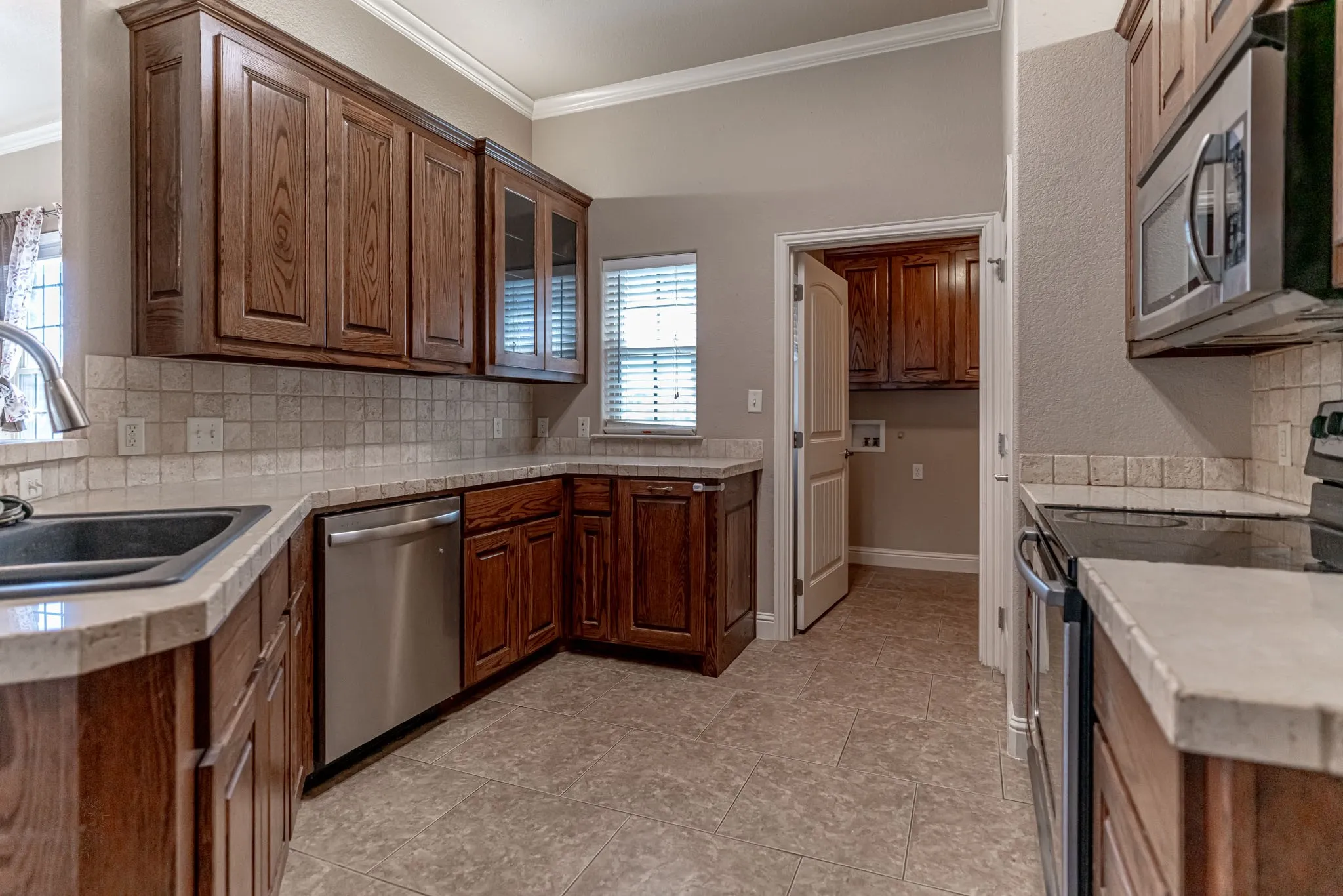 Stainless appliances and entry to utility room off the kitchen