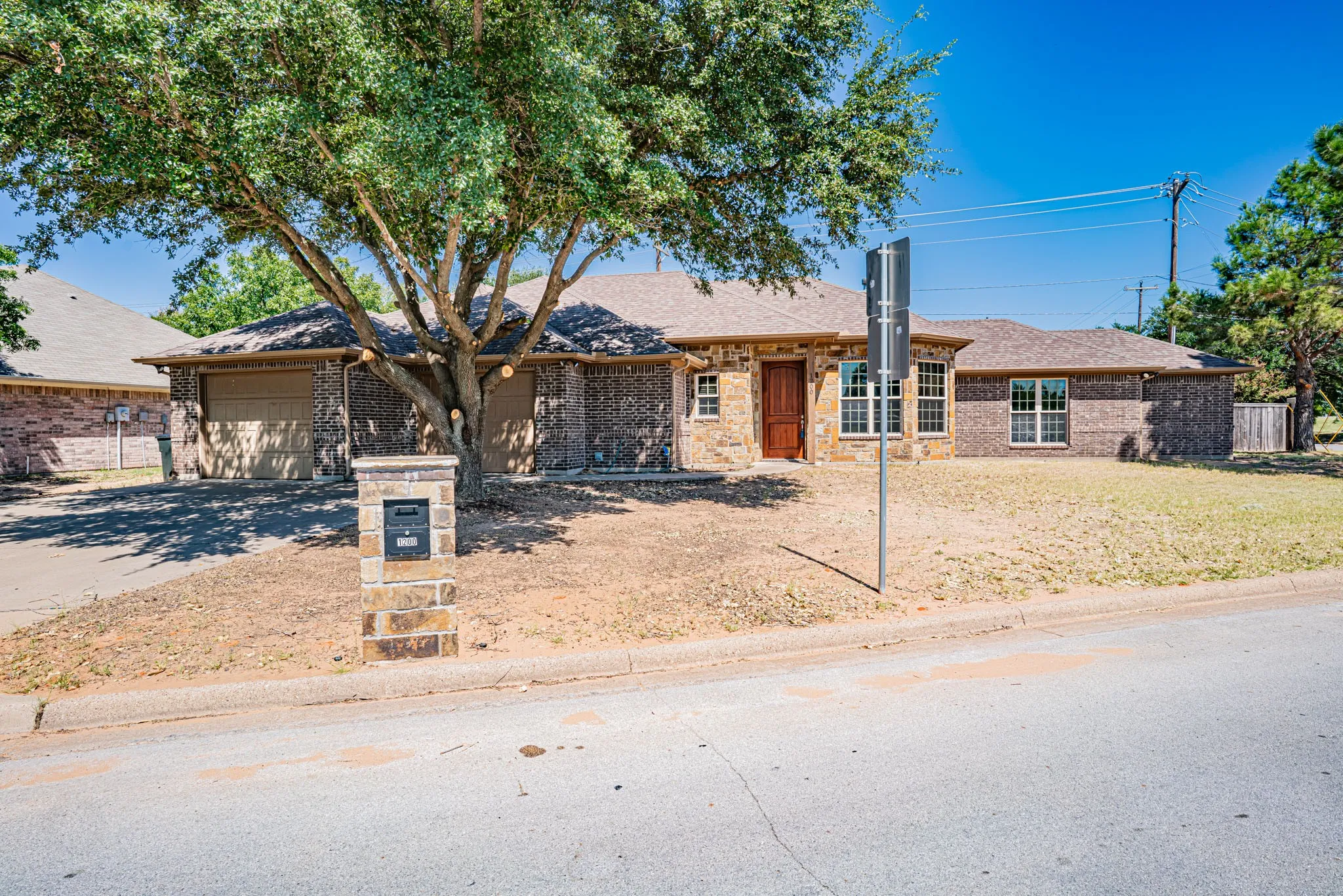 Single Family Residence For Rent in Hood County , 1200 Chaparral Lane, Granbury, Texas 76048, 3 Bedroom, 2 Bathroom, 2 Garage spaces, 1,777 Sqft, built in 2009, mls#21363067, Real Estate Agent in Granbury, Homes For Rent in Hood county, Homes For Rent in Granbury, Realtor in Granbury Texas, Real Estate Brokerage Independent Realty Texas, Luminita Cordes Realtor