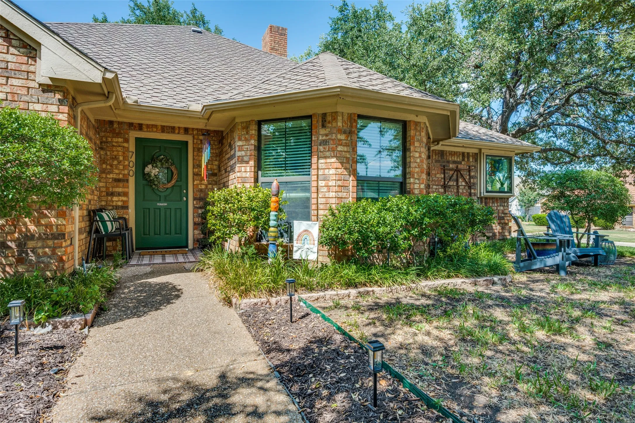 Welcome to this beauty that has been lovingly updated and maintained!