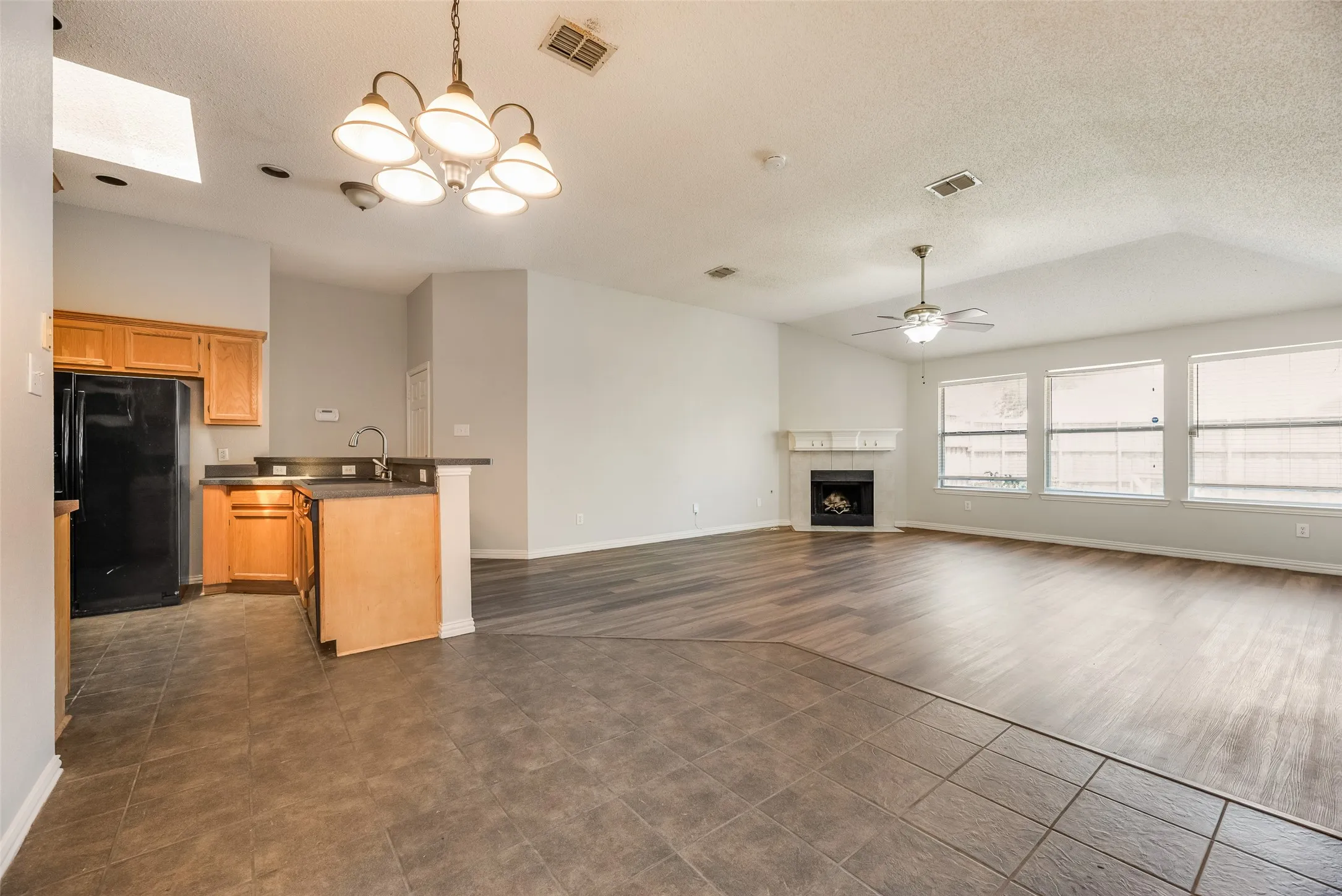 Single Family Residence For Sale in Collin County , 8806 Oakwood Lane, Frisco, Texas 75035, 3 Bedroom, 2 Bathroom, 2 Garage spaces, 1,746 Sqft, built in 1997, mls#21363070, Real Estate Agent in Frisco, Homes For Sale in Collin county, Homes For Sale in Frisco, Realtor in Frisco Texas, Real Estate Brokerage Independent Realty Texas, Luminita Cordes Realtor