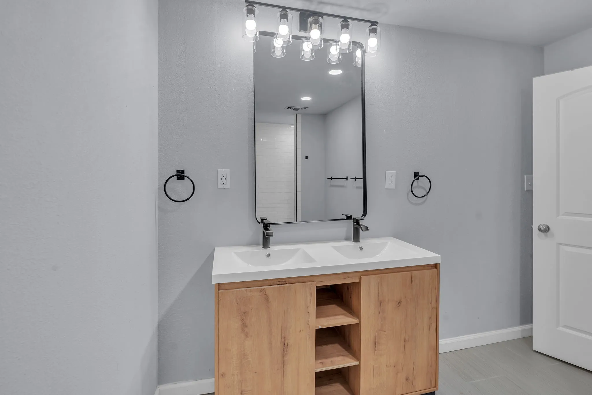 Full hall bath
