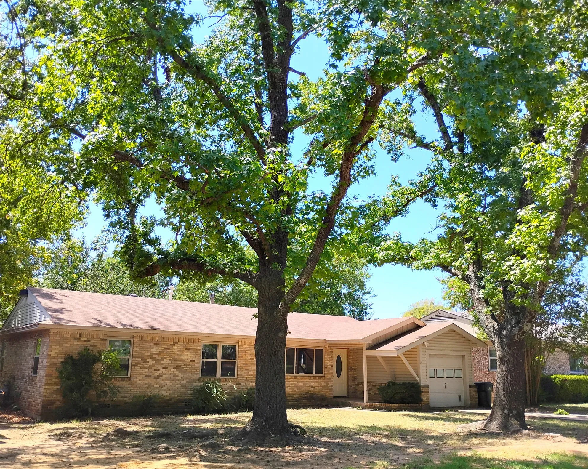 Single Family Residence For Sale in Grayson County , 2922 Stafford Drive, Denison, Texas 75020, 3 Bedroom, 2 Bathroom, 1 Garage spaces, 1,374 Sqft, built in 1965, mls#21362193, Real Estate Agent in Denison, Homes For Sale in Grayson county, Homes For Sale in Denison, Realtor in Denison Texas, Real Estate Brokerage Independent Realty Texas, Luminita Cordes Realtor
