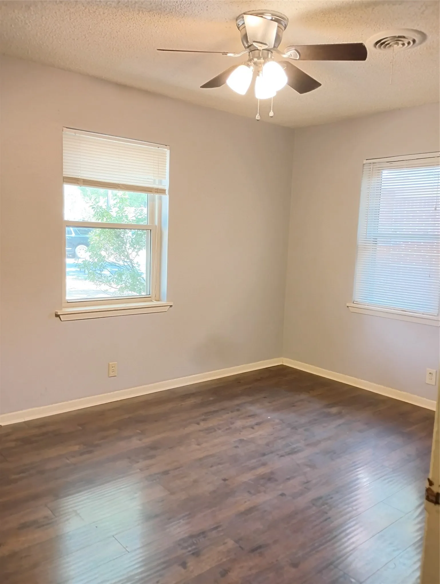 Single Family Residence For Sale in Grayson County , 2922 Stafford Drive, Denison, Texas 75020, 3 Bedroom, 2 Bathroom, 1 Garage spaces, 1,374 Sqft, built in 1965, mls#21362193, Real Estate Agent in Denison, Homes For Sale in Grayson county, Homes For Sale in Denison, Realtor in Denison Texas, Real Estate Brokerage Independent Realty Texas, Luminita Cordes Realtor