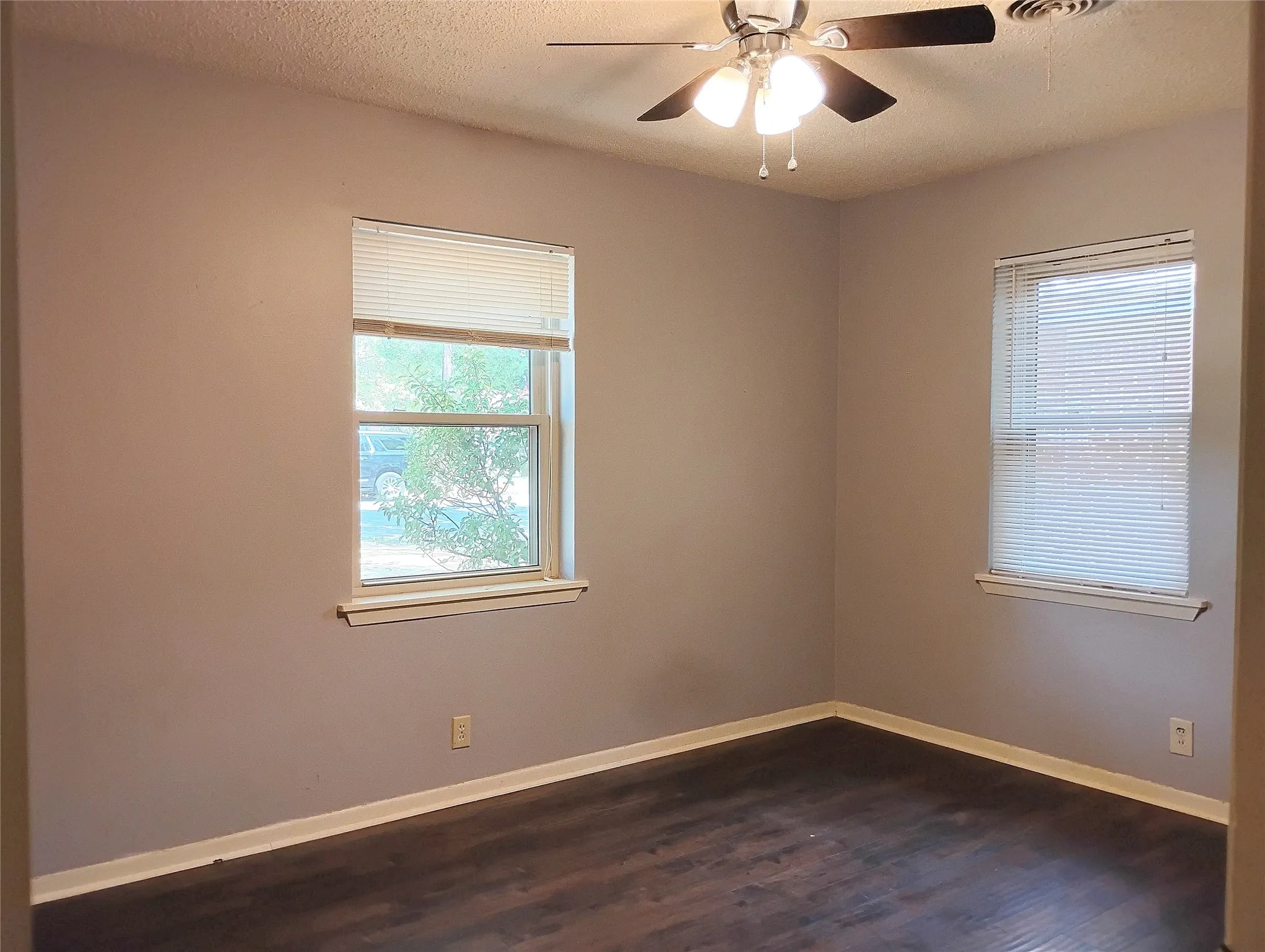 Single Family Residence For Sale in Grayson County , 2922 Stafford Drive, Denison, Texas 75020, 3 Bedroom, 2 Bathroom, 1 Garage spaces, 1,374 Sqft, built in 1965, mls#21362193, Real Estate Agent in Denison, Homes For Sale in Grayson county, Homes For Sale in Denison, Realtor in Denison Texas, Real Estate Brokerage Independent Realty Texas, Luminita Cordes Realtor