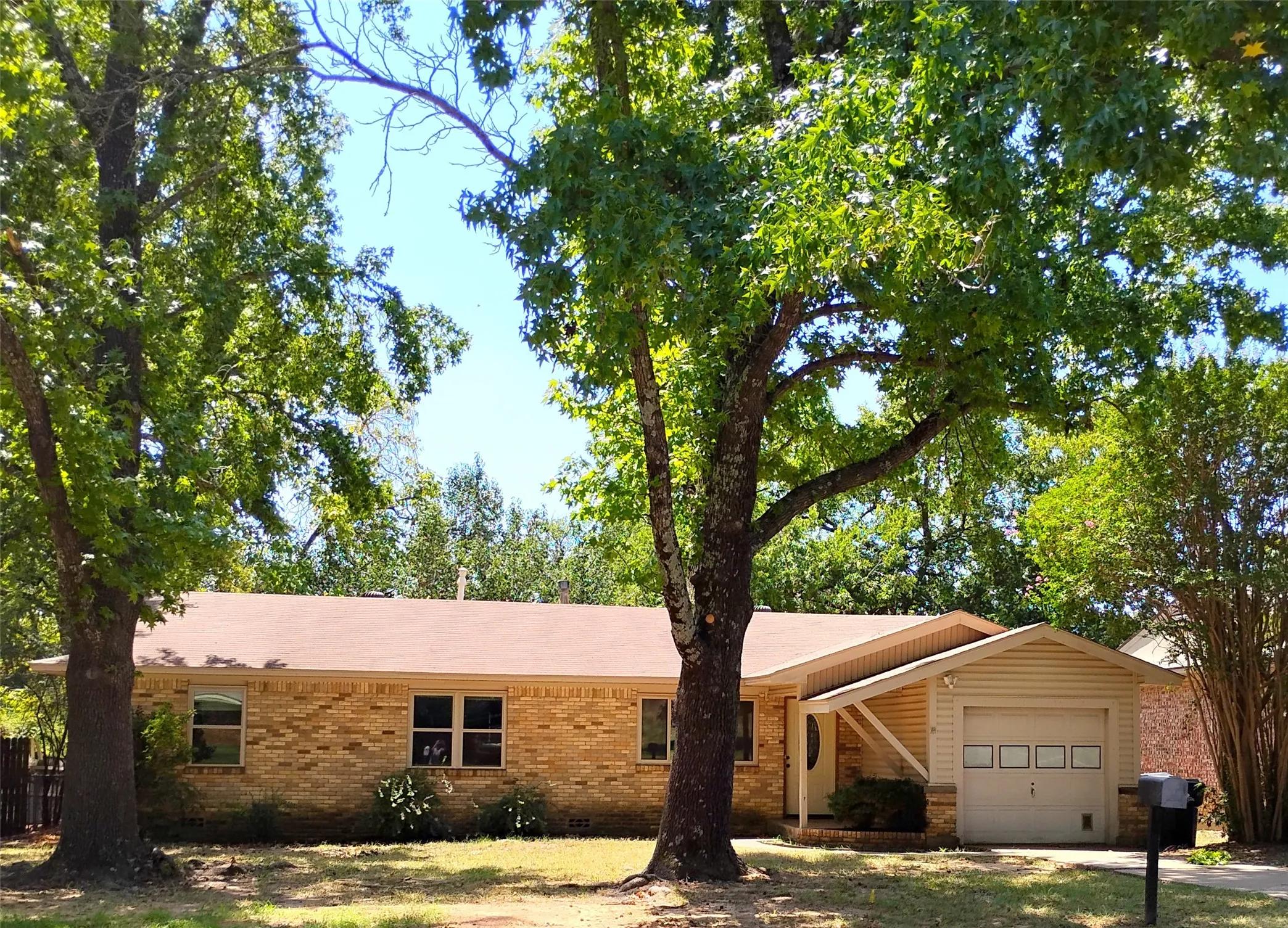 Single Family Residence For Sale in Grayson County , 2922 Stafford Drive, Denison, Texas 75020, 3 Bedroom, 2 Bathroom, 1 Garage spaces, 1,374 Sqft, built in 1965, mls#21362193, Real Estate Agent in Denison, Homes For Sale in Grayson county, Homes For Sale in Denison, Realtor in Denison Texas, Real Estate Brokerage Independent Realty Texas, Luminita Cordes Realtor