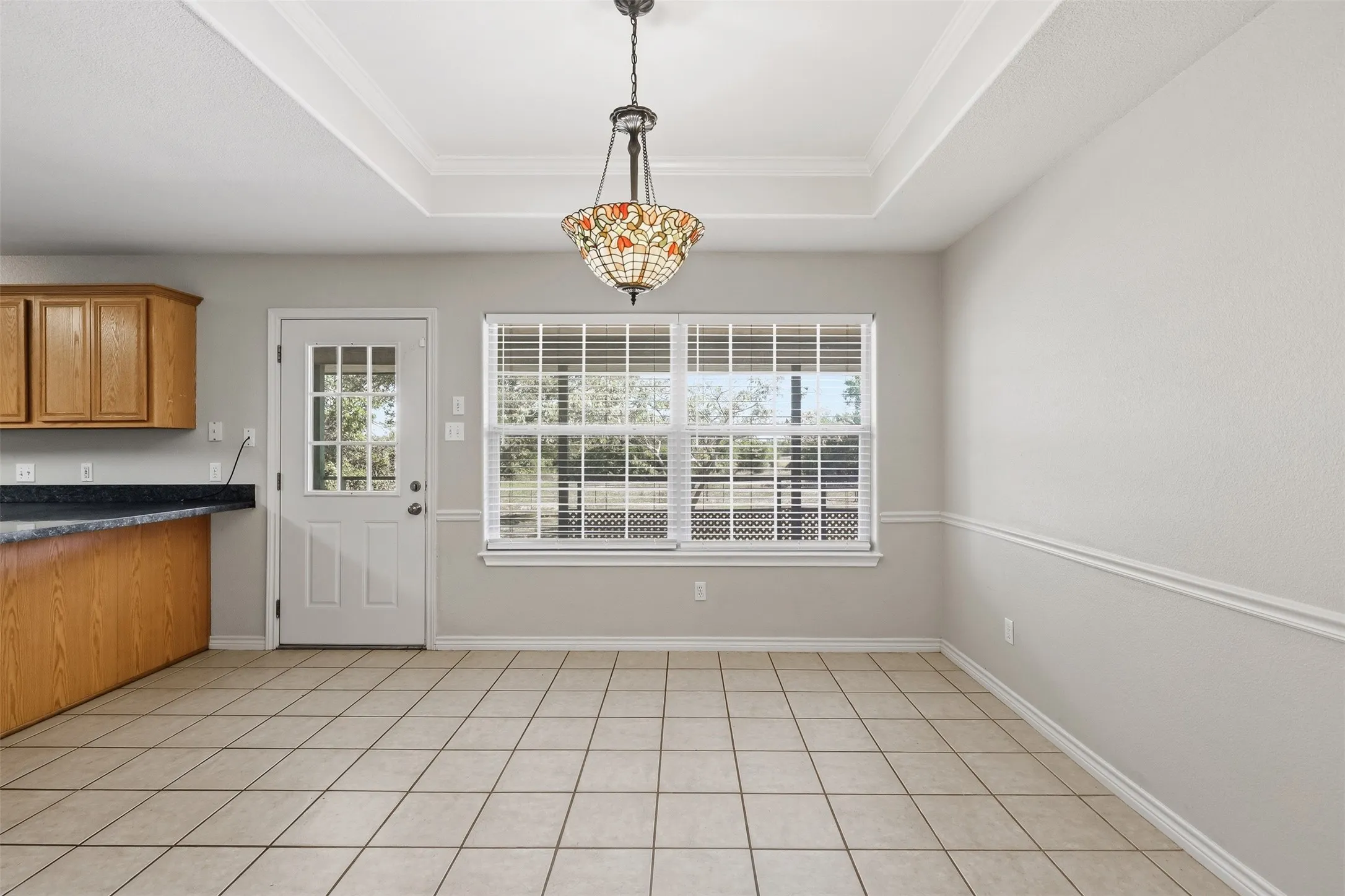 Tray ceiling with decorative lighting fixture
