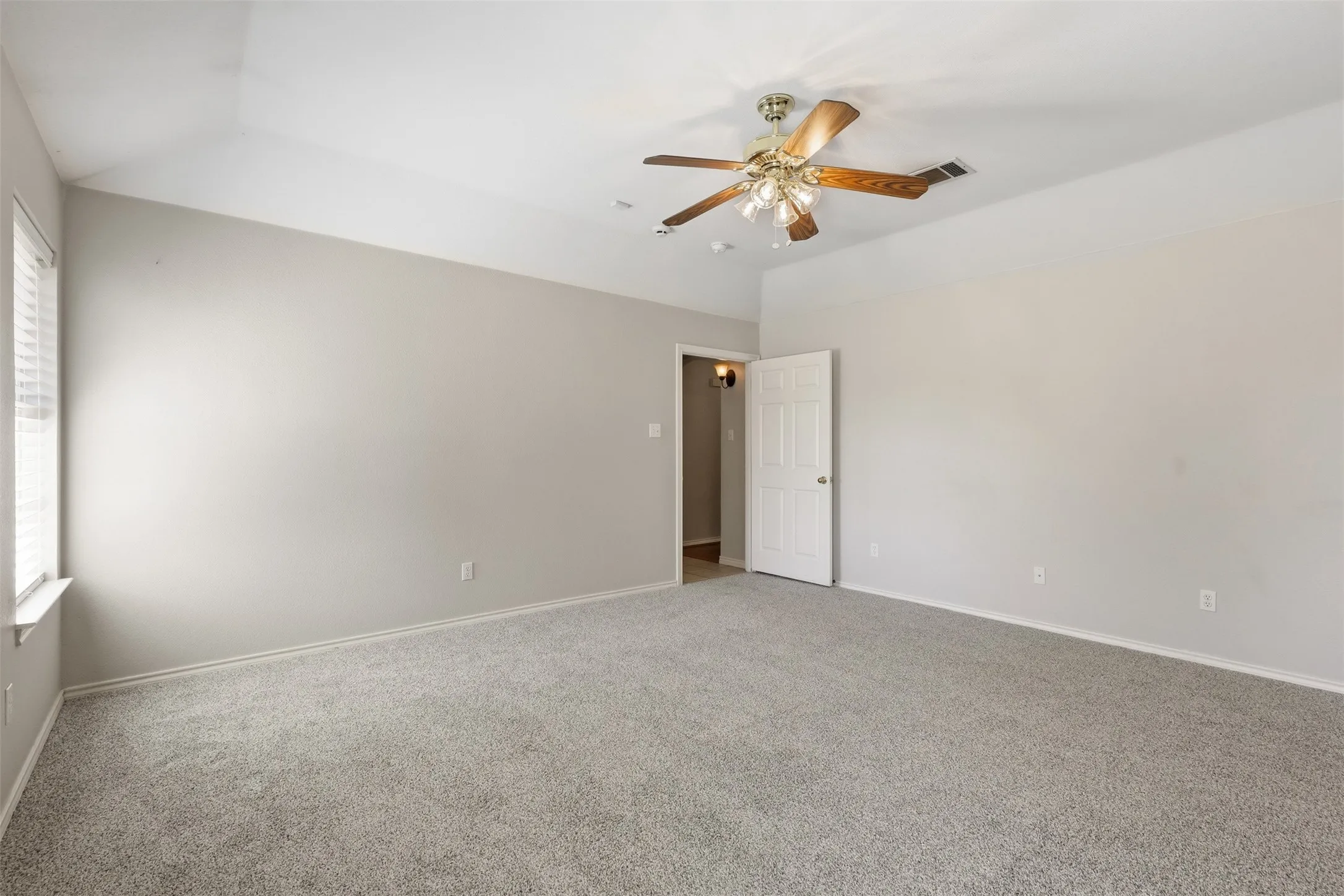 Vaulted ceiling with a ceiling fan
