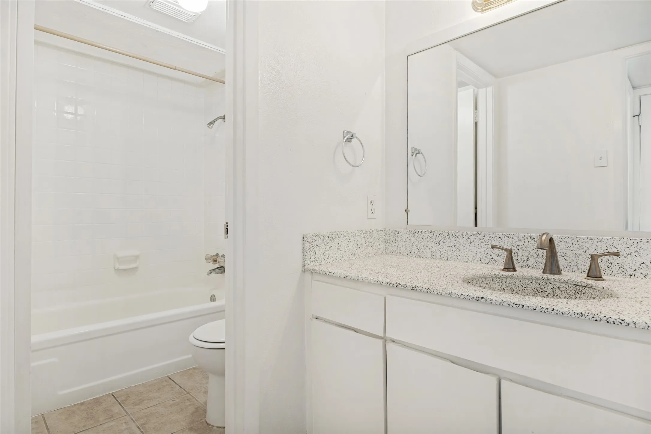 Condominium For Rent in Dallas County , 12888 Montfort Drive G-227, Dallas, Texas 75230, 1 Bedroom, 1 Bathroom, Garage spaces, 693 Sqft, built in 1968, mls#21363091, Real Estate Agent in Dallas, Homes For Rent in Dallas county, Homes For Rent in Dallas, Realtor in Dallas Texas, Real Estate Brokerage Independent Realty Texas, Luminita Cordes Realtor