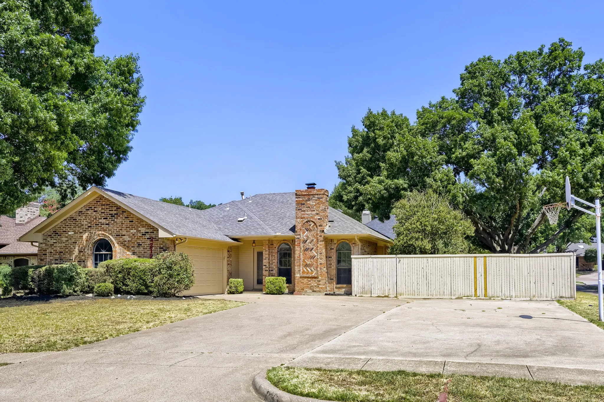 Single Family Residence For Sale in Denton County , 2212 Oak Bluff Drive, Flower Mound, Texas 75028, 3 Bedroom, 2 Bathroom, 2 Garage spaces, 1,681 Sqft, built in 1984, mls#21359493, Real Estate Agent in Flower Mound, Homes For Sale in Denton county, Homes For Sale in Flower Mound, Realtor in Flower Mound Texas, Real Estate Brokerage Independent Realty Texas, Luminita Cordes Realtor