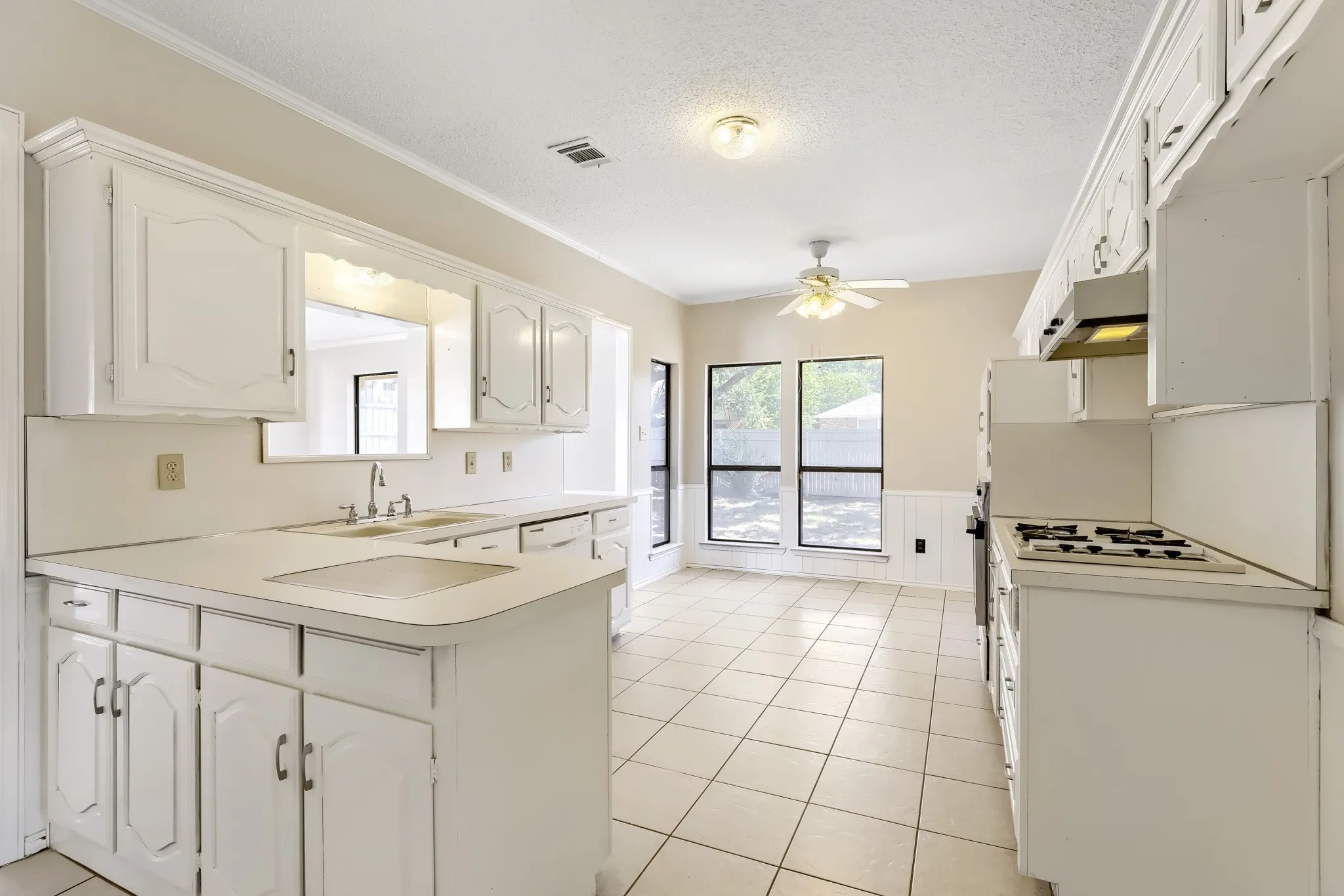 Single Family Residence For Sale in Denton County , 2212 Oak Bluff Drive, Flower Mound, Texas 75028, 3 Bedroom, 2 Bathroom, 2 Garage spaces, 1,681 Sqft, built in 1984, mls#21359493, Real Estate Agent in Flower Mound, Homes For Sale in Denton county, Homes For Sale in Flower Mound, Realtor in Flower Mound Texas, Real Estate Brokerage Independent Realty Texas, Luminita Cordes Realtor