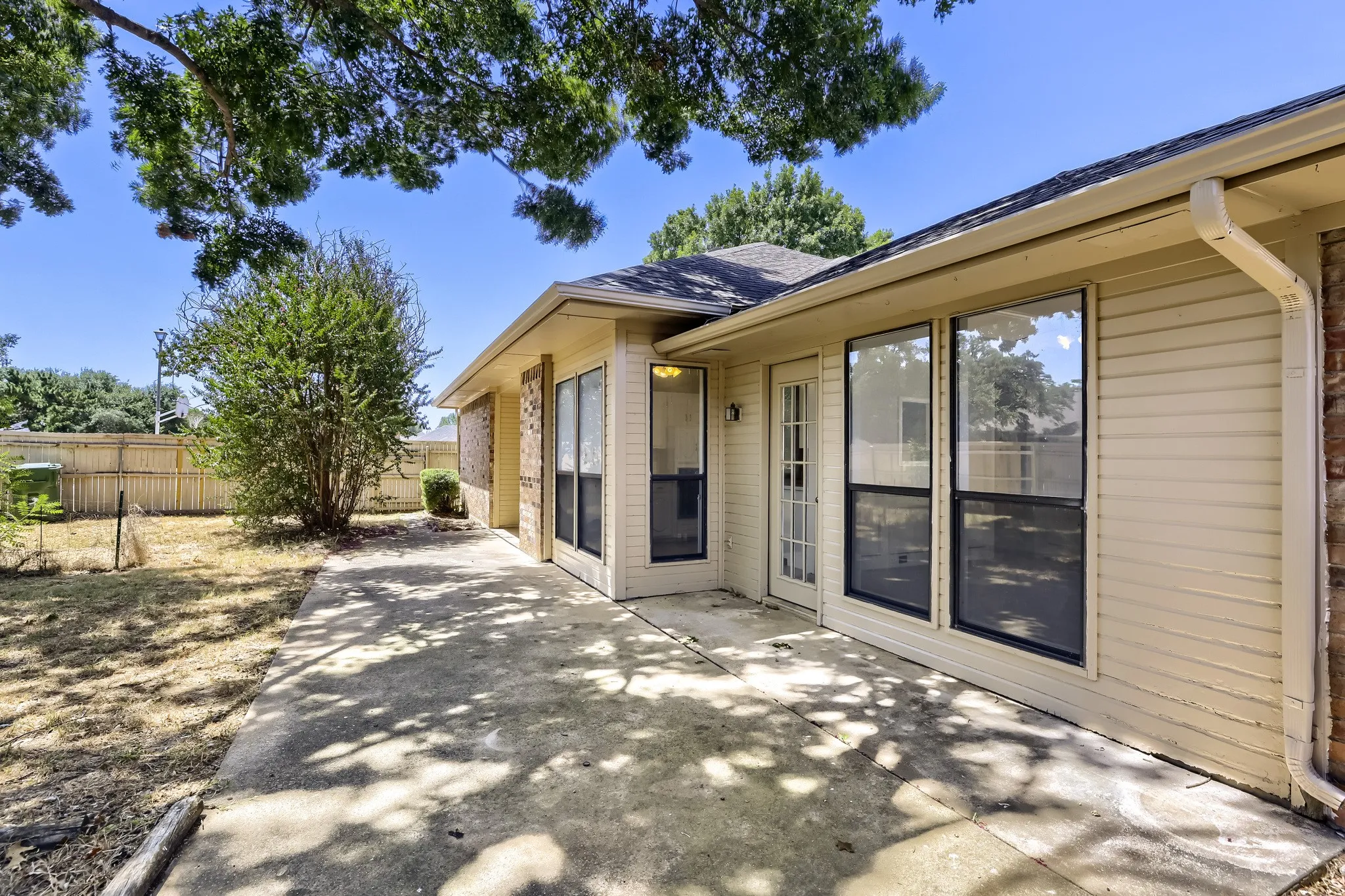 Single Family Residence For Sale in Denton County , 2212 Oak Bluff Drive, Flower Mound, Texas 75028, 3 Bedroom, 2 Bathroom, 2 Garage spaces, 1,681 Sqft, built in 1984, mls#21359493, Real Estate Agent in Flower Mound, Homes For Sale in Denton county, Homes For Sale in Flower Mound, Realtor in Flower Mound Texas, Real Estate Brokerage Independent Realty Texas, Luminita Cordes Realtor