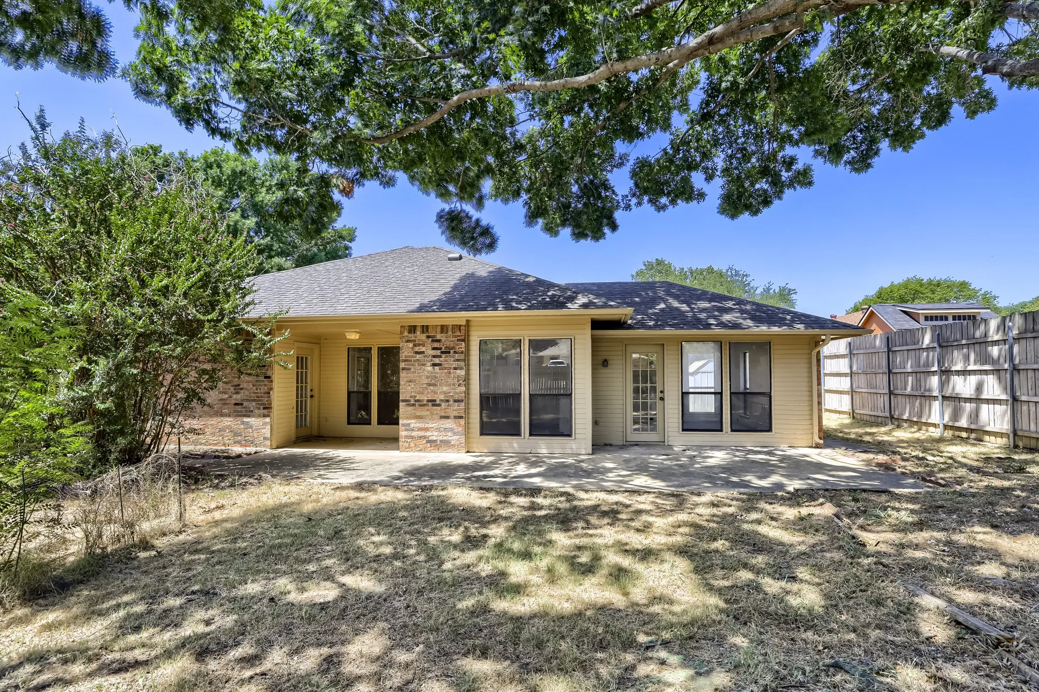 Single Family Residence For Sale in Denton County , 2212 Oak Bluff Drive, Flower Mound, Texas 75028, 3 Bedroom, 2 Bathroom, 2 Garage spaces, 1,681 Sqft, built in 1984, mls#21359493, Real Estate Agent in Flower Mound, Homes For Sale in Denton county, Homes For Sale in Flower Mound, Realtor in Flower Mound Texas, Real Estate Brokerage Independent Realty Texas, Luminita Cordes Realtor