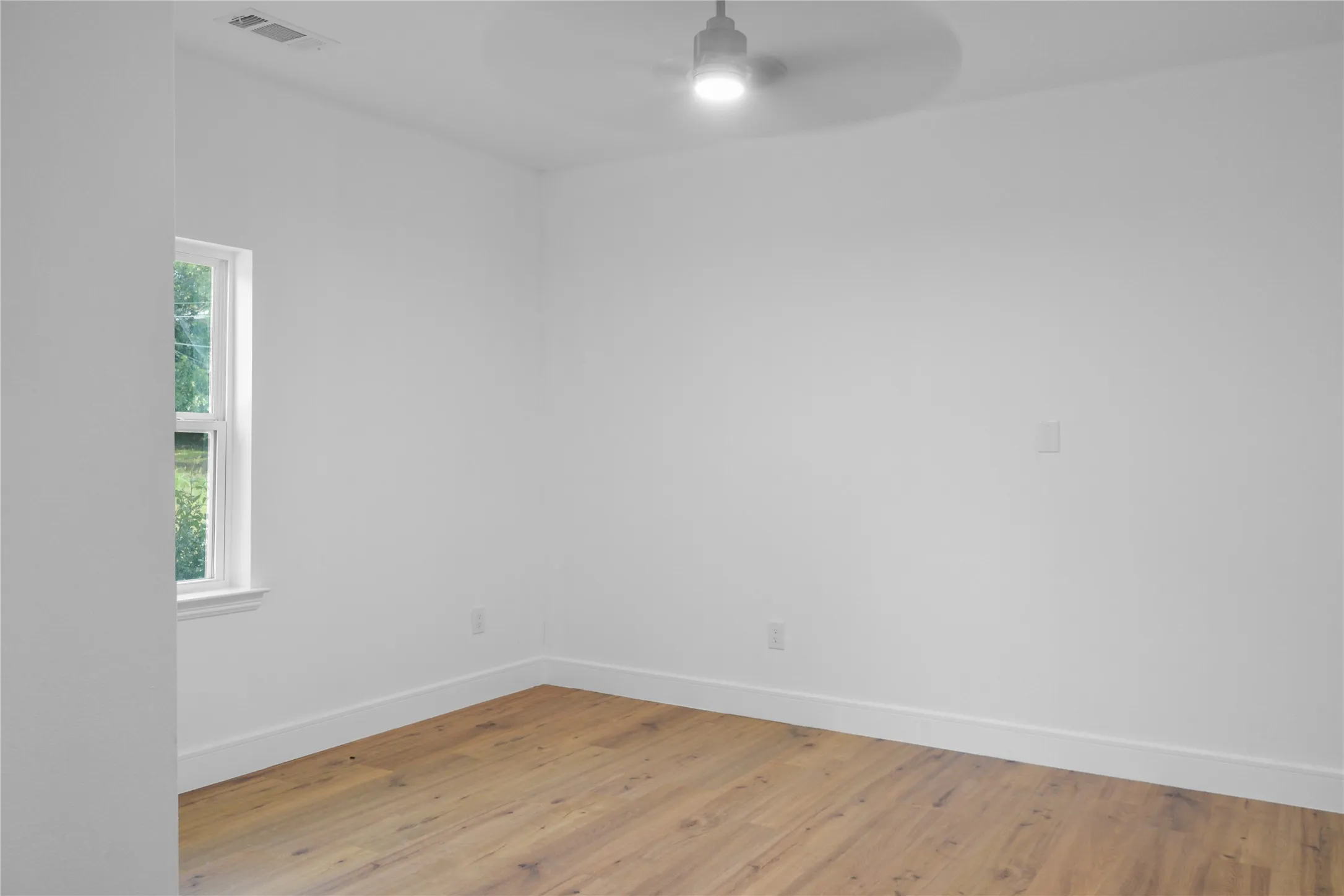 Single Family Residence For Sale in Dallas County , 3400 Spence Street, Dallas, Texas 75215, 3 Bedroom, 2 Bathroom, Garage spaces, 1,377 Sqft, built in 1910, mls#21363025, Real Estate Agent in Dallas, Homes For Sale in Dallas county, Homes For Sale in Dallas, Realtor in Dallas Texas, Real Estate Brokerage Independent Realty Texas, Luminita Cordes Realtor