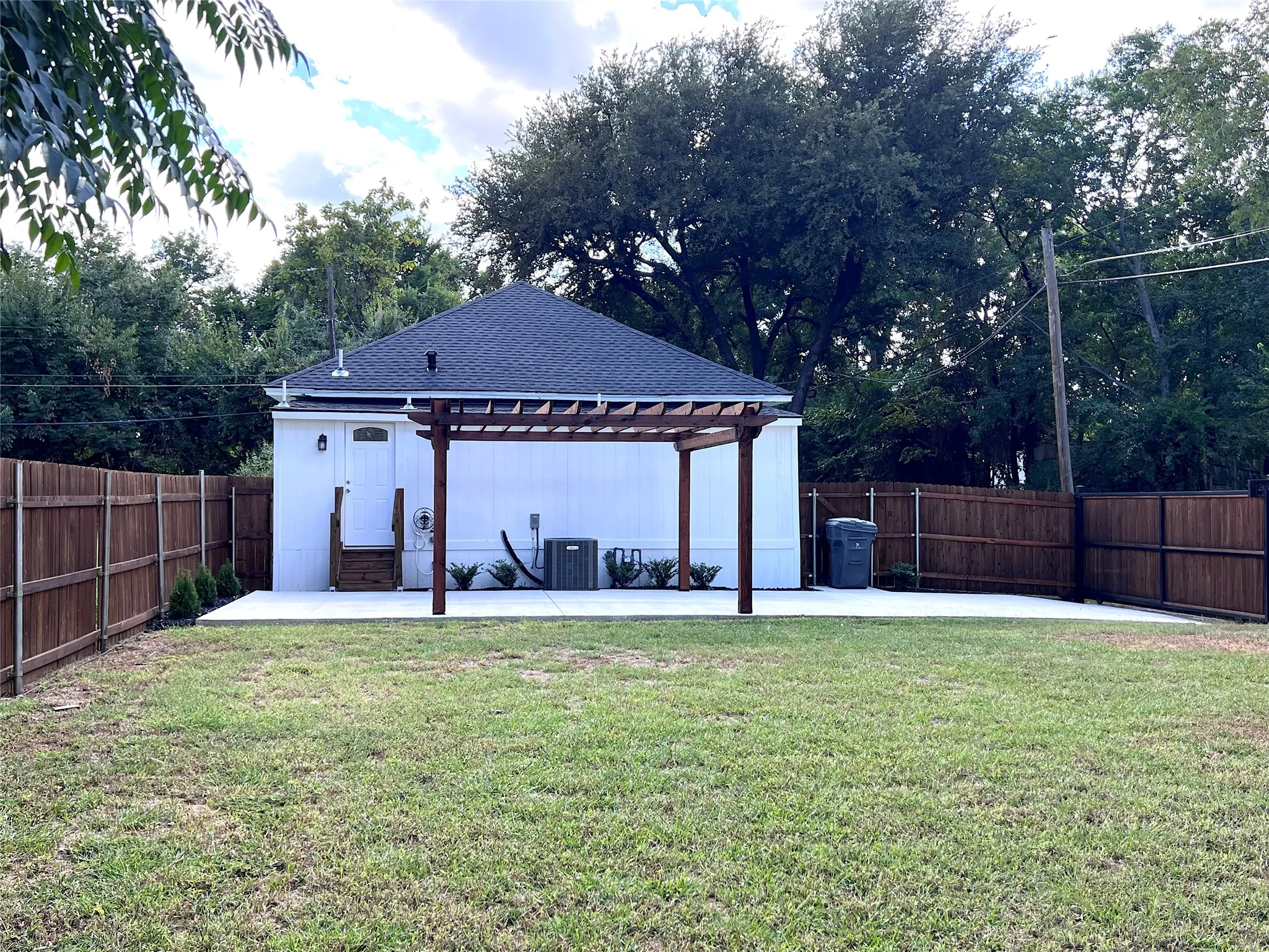 Single Family Residence For Sale in Dallas County , 3400 Spence Street, Dallas, Texas 75215, 3 Bedroom, 2 Bathroom, Garage spaces, 1,377 Sqft, built in 1910, mls#21363025, Real Estate Agent in Dallas, Homes For Sale in Dallas county, Homes For Sale in Dallas, Realtor in Dallas Texas, Real Estate Brokerage Independent Realty Texas, Luminita Cordes Realtor