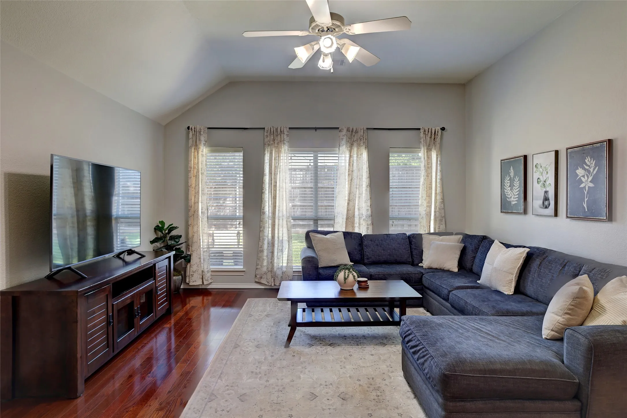 Single Family Residence For Sale in Collin County , 4500 Maidstone Way, Mc Kinney, Texas 75070, 4 Bedroom, 3 Bathroom, 2 Garage spaces, 2,303 Sqft, built in 2003, mls#21357021, Real Estate Agent in Mc Kinney, Homes For Sale in Collin county, Homes For Sale in Mc Kinney, Realtor in Mc Kinney Texas, Real Estate Brokerage Independent Realty Texas, Luminita Cordes Realtor