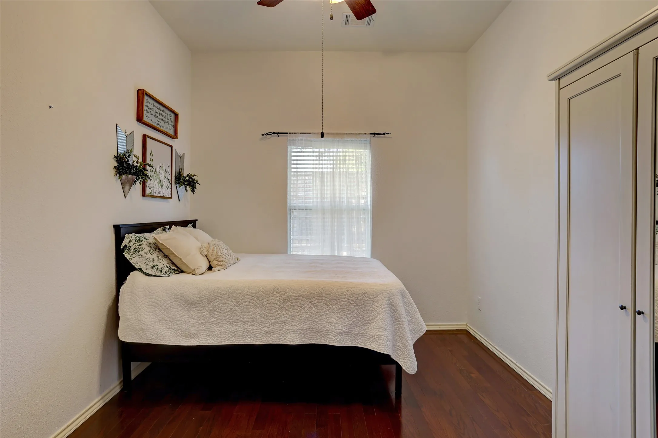 Single Family Residence For Sale in Collin County , 4500 Maidstone Way, Mc Kinney, Texas 75070, 4 Bedroom, 3 Bathroom, 2 Garage spaces, 2,303 Sqft, built in 2003, mls#21357021, Real Estate Agent in Mc Kinney, Homes For Sale in Collin county, Homes For Sale in Mc Kinney, Realtor in Mc Kinney Texas, Real Estate Brokerage Independent Realty Texas, Luminita Cordes Realtor