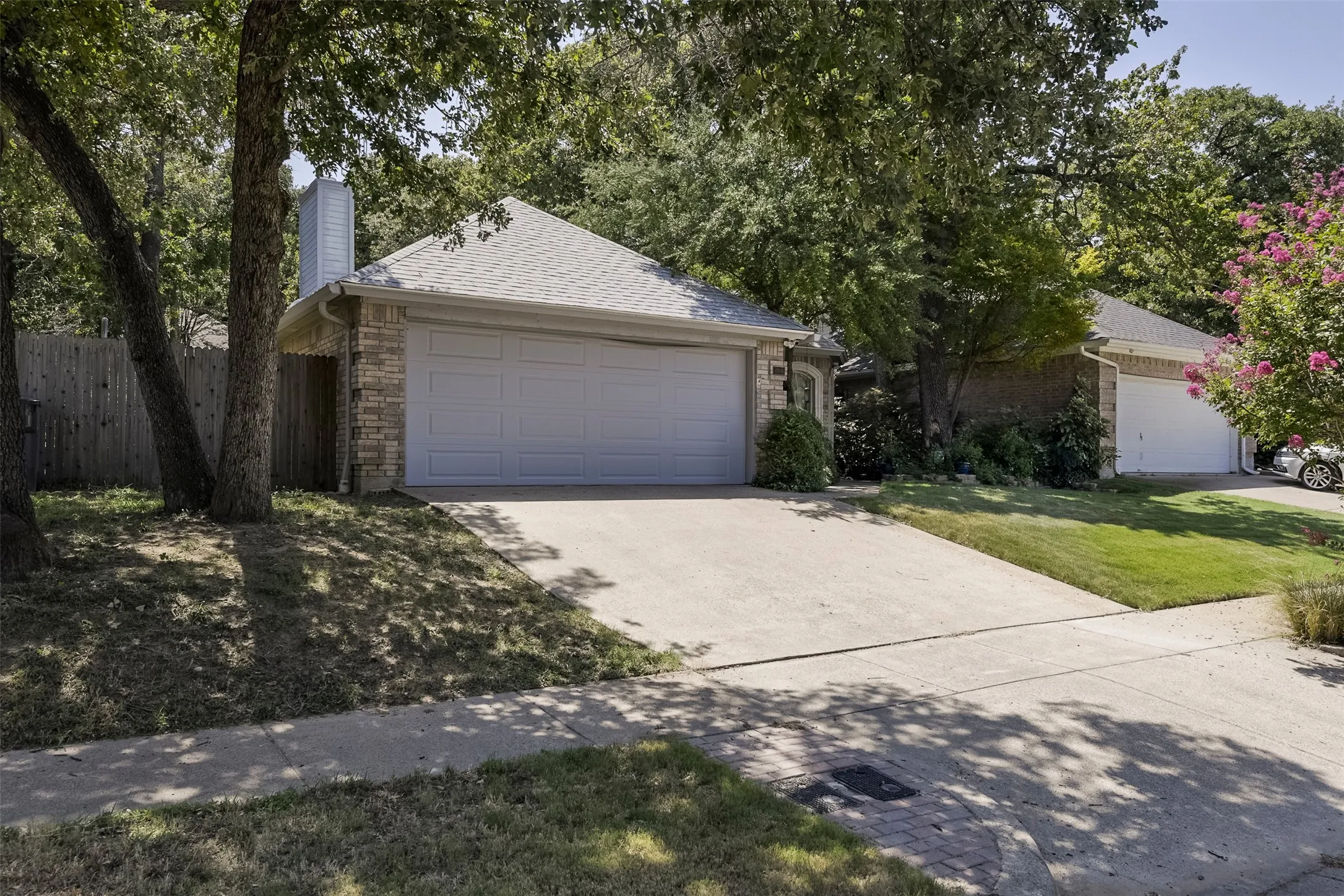 Single Family Residence For Sale in Tarrant County , 4908 Arborgate Drive, Arlington, Texas 76017, 3 Bedroom, 2 Bathroom, 2 Garage spaces, 1,800 Sqft, built in 1988, mls#21351593, Real Estate Agent in Arlington, Homes For Sale in Tarrant county, Homes For Sale in Arlington, Realtor in Arlington Texas, Real Estate Brokerage Independent Realty Texas, Luminita Cordes Realtor