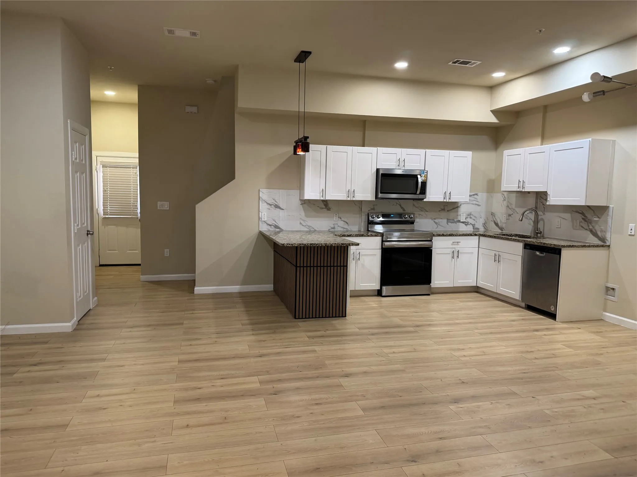 Townhouse For Rent in Dallas County , 226 Heritage Court, Seagoville, Texas 75159, 3 Bedroom, 3 Bathroom, 2 Garage spaces, 1,640 Sqft, built in 2021, mls#21362409, Real Estate Agent in Seagoville, Homes For Rent in Dallas county, Homes For Rent in Seagoville, Realtor in Seagoville Texas, Real Estate Brokerage Independent Realty Texas, Luminita Cordes Realtor