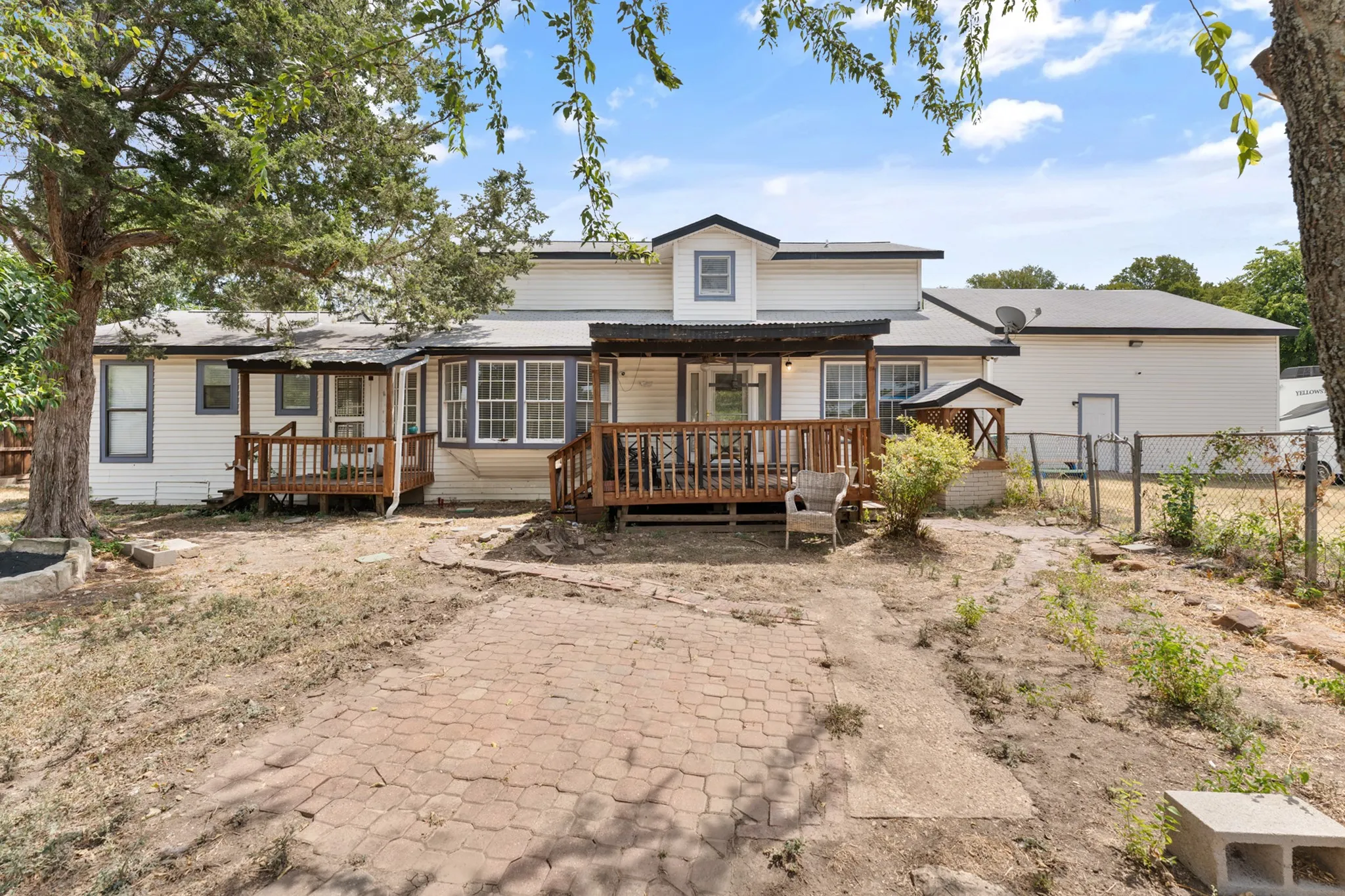 Single Family Residence For Sale in Dallas County , 314 Houston Street, Cedar Hill, Texas 75104, 4 Bedroom, 3 Bathroom, 2 Garage spaces, 2,646 Sqft, built in 1983, mls#21362926, Real Estate Agent in Cedar Hill, Homes For Sale in Dallas county, Homes For Sale in Cedar Hill, Realtor in Cedar Hill Texas, Real Estate Brokerage Independent Realty Texas, Luminita Cordes Realtor