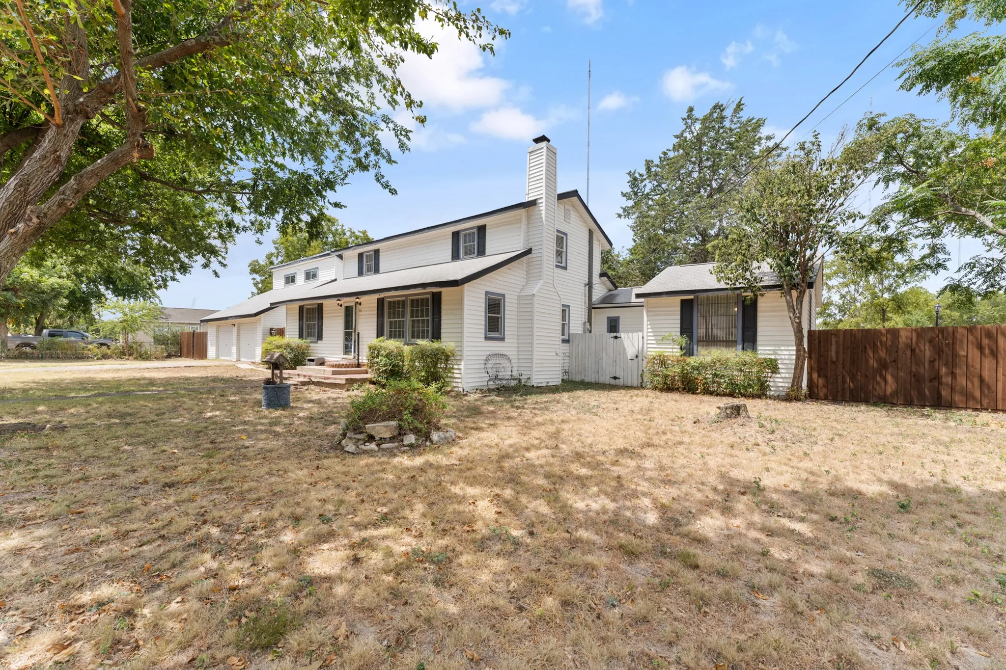Single Family Residence For Sale in Dallas County , 314 Houston Street, Cedar Hill, Texas 75104, 4 Bedroom, 3 Bathroom, 2 Garage spaces, 2,646 Sqft, built in 1983, mls#21362926, Real Estate Agent in Cedar Hill, Homes For Sale in Dallas county, Homes For Sale in Cedar Hill, Realtor in Cedar Hill Texas, Real Estate Brokerage Independent Realty Texas, Luminita Cordes Realtor
