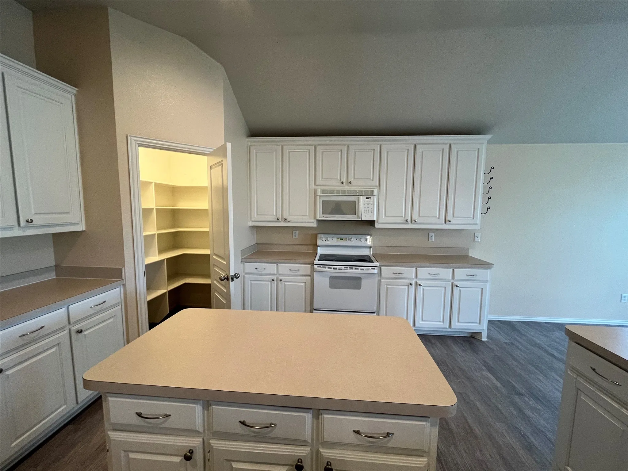 Single Family Residence For Sale in Parker County , 104 Cinnamon Court, Weatherford, Texas 76088, 4 Bedroom, 2 Bathroom, 3 Garage spaces, 2,384 Sqft, built in 2004, mls#21362973, Real Estate Agent in Weatherford, Homes For Sale in Parker county, Homes For Sale in Weatherford, Realtor in Weatherford Texas, Real Estate Brokerage Independent Realty Texas, Luminita Cordes Realtor