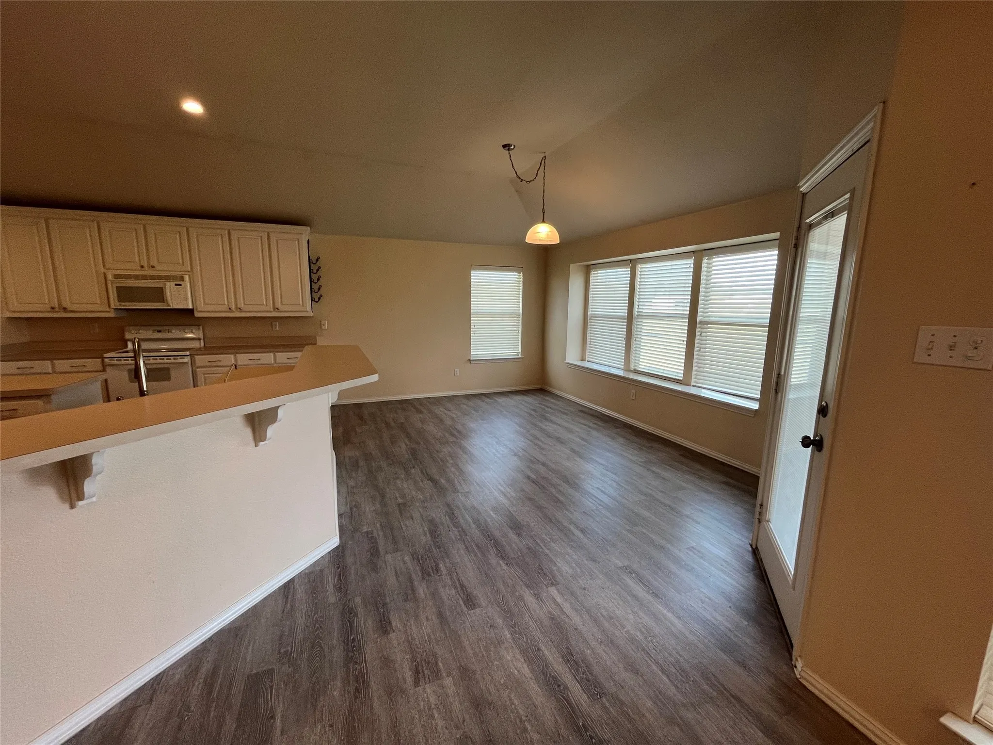 Single Family Residence For Sale in Parker County , 104 Cinnamon Court, Weatherford, Texas 76088, 4 Bedroom, 2 Bathroom, 3 Garage spaces, 2,384 Sqft, built in 2004, mls#21362973, Real Estate Agent in Weatherford, Homes For Sale in Parker county, Homes For Sale in Weatherford, Realtor in Weatherford Texas, Real Estate Brokerage Independent Realty Texas, Luminita Cordes Realtor