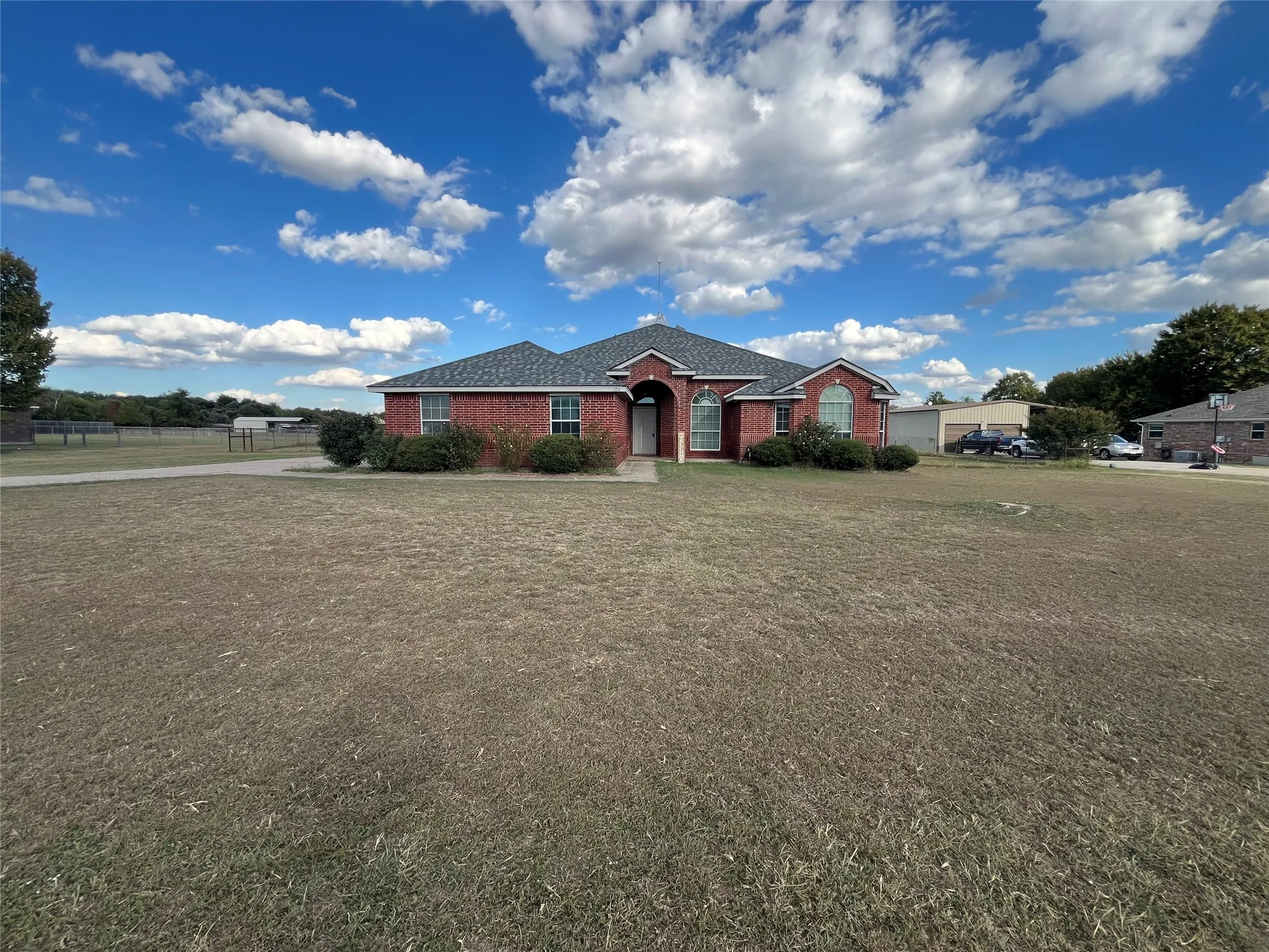 Single Family Residence For Sale in Parker County , 104 Cinnamon Court, Weatherford, Texas 76088, 4 Bedroom, 2 Bathroom, 3 Garage spaces, 2,384 Sqft, built in 2004, mls#21362973, Real Estate Agent in Weatherford, Homes For Sale in Parker county, Homes For Sale in Weatherford, Realtor in Weatherford Texas, Real Estate Brokerage Independent Realty Texas, Luminita Cordes Realtor