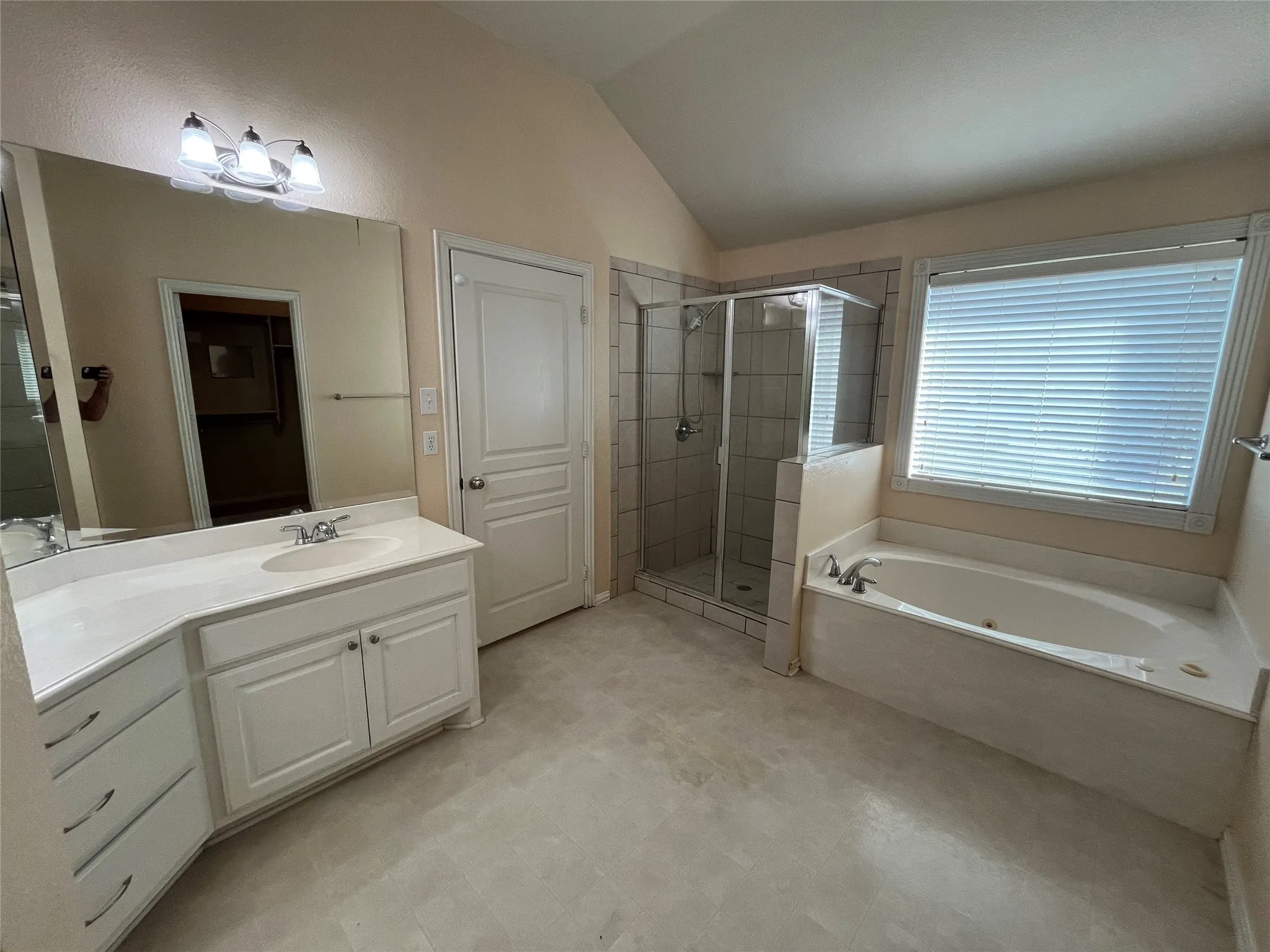 Single Family Residence For Sale in Parker County , 104 Cinnamon Court, Weatherford, Texas 76088, 4 Bedroom, 2 Bathroom, 3 Garage spaces, 2,384 Sqft, built in 2004, mls#21362973, Real Estate Agent in Weatherford, Homes For Sale in Parker county, Homes For Sale in Weatherford, Realtor in Weatherford Texas, Real Estate Brokerage Independent Realty Texas, Luminita Cordes Realtor