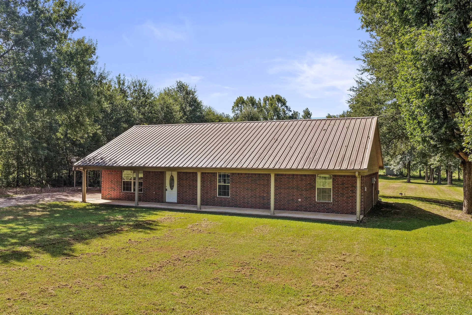 Single Family Residence For Sale in Titus County , 522 CR 4245, Mt Pleasant, Texas 75455, 3 Bedroom, 2 Bathroom, Garage spaces, 1,856 Sqft, built in 2007, mls#21362817, Real Estate Agent in Mt Pleasant, Homes For Sale in Titus county, Homes For Sale in Mt Pleasant, Realtor in Mt Pleasant Texas, Real Estate Brokerage Independent Realty Texas, Luminita Cordes Realtor