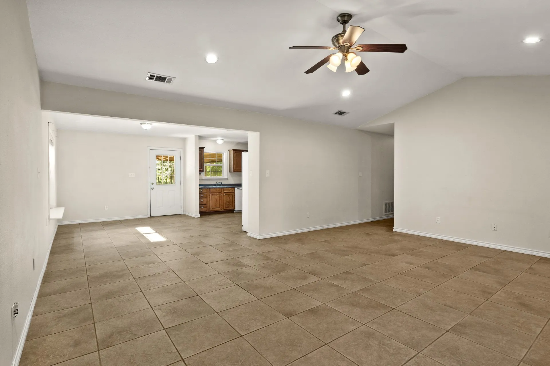 Single Family Residence For Sale in Titus County , 522 CR 4245, Mt Pleasant, Texas 75455, 3 Bedroom, 2 Bathroom, Garage spaces, 1,856 Sqft, built in 2007, mls#21362817, Real Estate Agent in Mt Pleasant, Homes For Sale in Titus county, Homes For Sale in Mt Pleasant, Realtor in Mt Pleasant Texas, Real Estate Brokerage Independent Realty Texas, Luminita Cordes Realtor