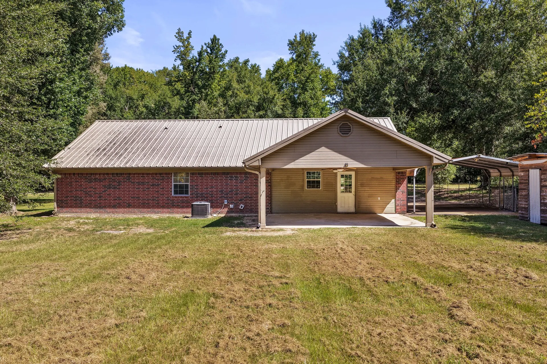 Single Family Residence For Sale in Titus County , 522 CR 4245, Mt Pleasant, Texas 75455, 3 Bedroom, 2 Bathroom, Garage spaces, 1,856 Sqft, built in 2007, mls#21362817, Real Estate Agent in Mt Pleasant, Homes For Sale in Titus county, Homes For Sale in Mt Pleasant, Realtor in Mt Pleasant Texas, Real Estate Brokerage Independent Realty Texas, Luminita Cordes Realtor
