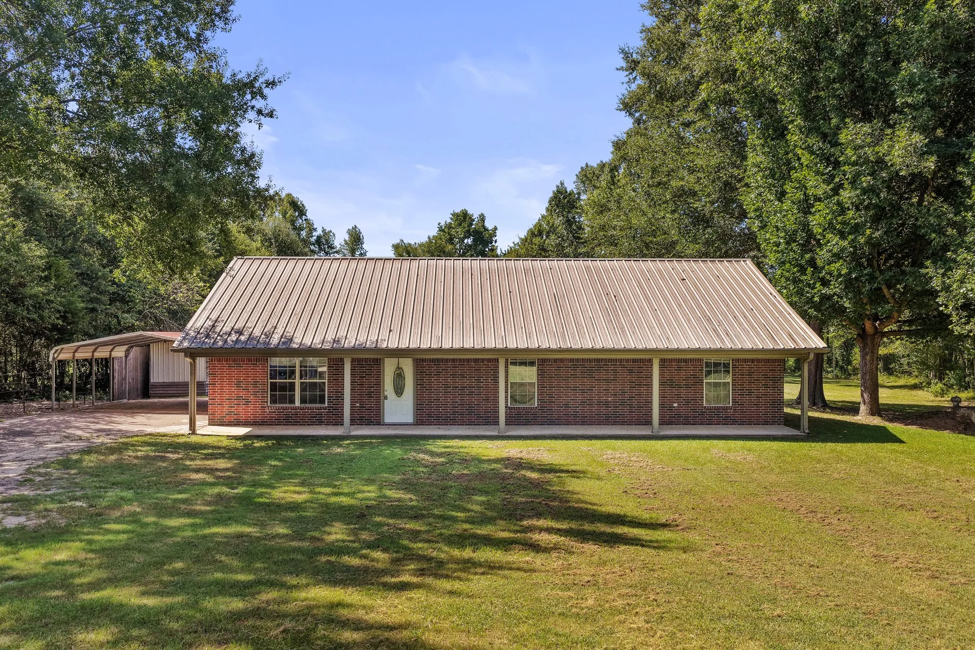 Single Family Residence For Sale in Titus County , 522 CR 4245, Mt Pleasant, Texas 75455, 3 Bedroom, 2 Bathroom, Garage spaces, 1,856 Sqft, built in 2007, mls#21362817, Real Estate Agent in Mt Pleasant, Homes For Sale in Titus county, Homes For Sale in Mt Pleasant, Realtor in Mt Pleasant Texas, Real Estate Brokerage Independent Realty Texas, Luminita Cordes Realtor