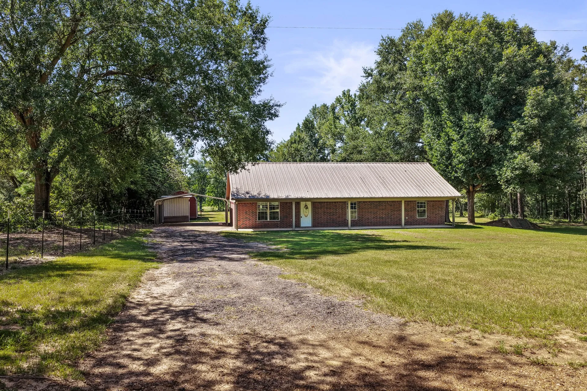 Single Family Residence For Sale in Titus County , 522 CR 4245, Mt Pleasant, Texas 75455, 3 Bedroom, 2 Bathroom, Garage spaces, 1,856 Sqft, built in 2007, mls#21362817, Real Estate Agent in Mt Pleasant, Homes For Sale in Titus county, Homes For Sale in Mt Pleasant, Realtor in Mt Pleasant Texas, Real Estate Brokerage Independent Realty Texas, Luminita Cordes Realtor