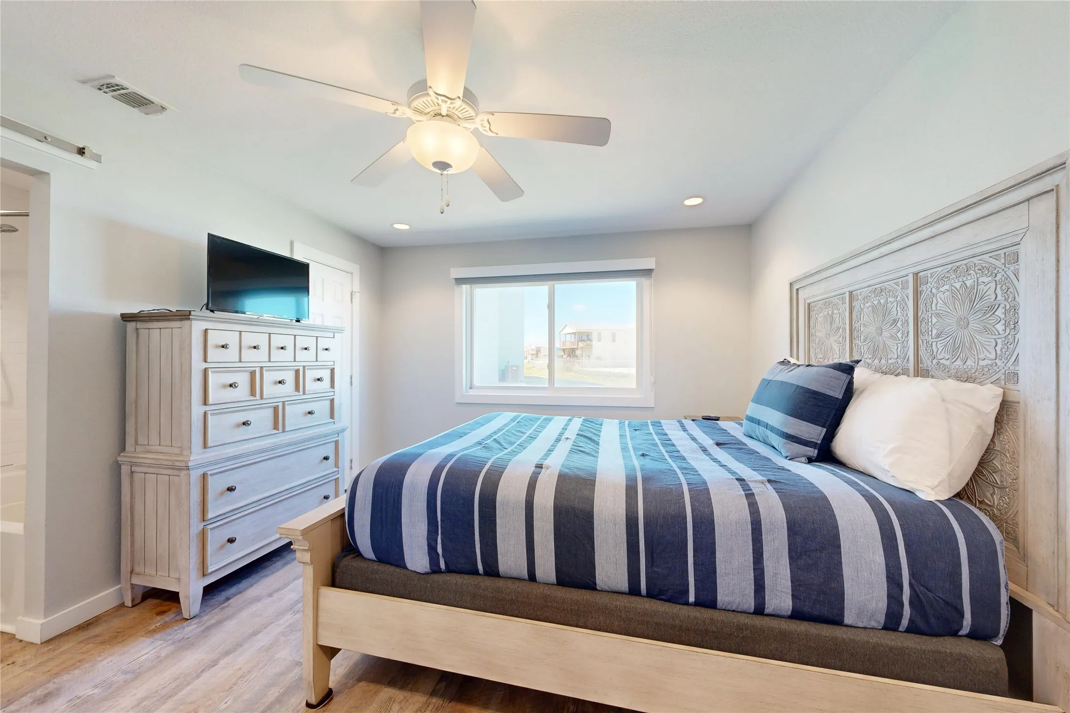 White ceiling fan with integrated lighting, recessed lighting, and wood-finish flooring