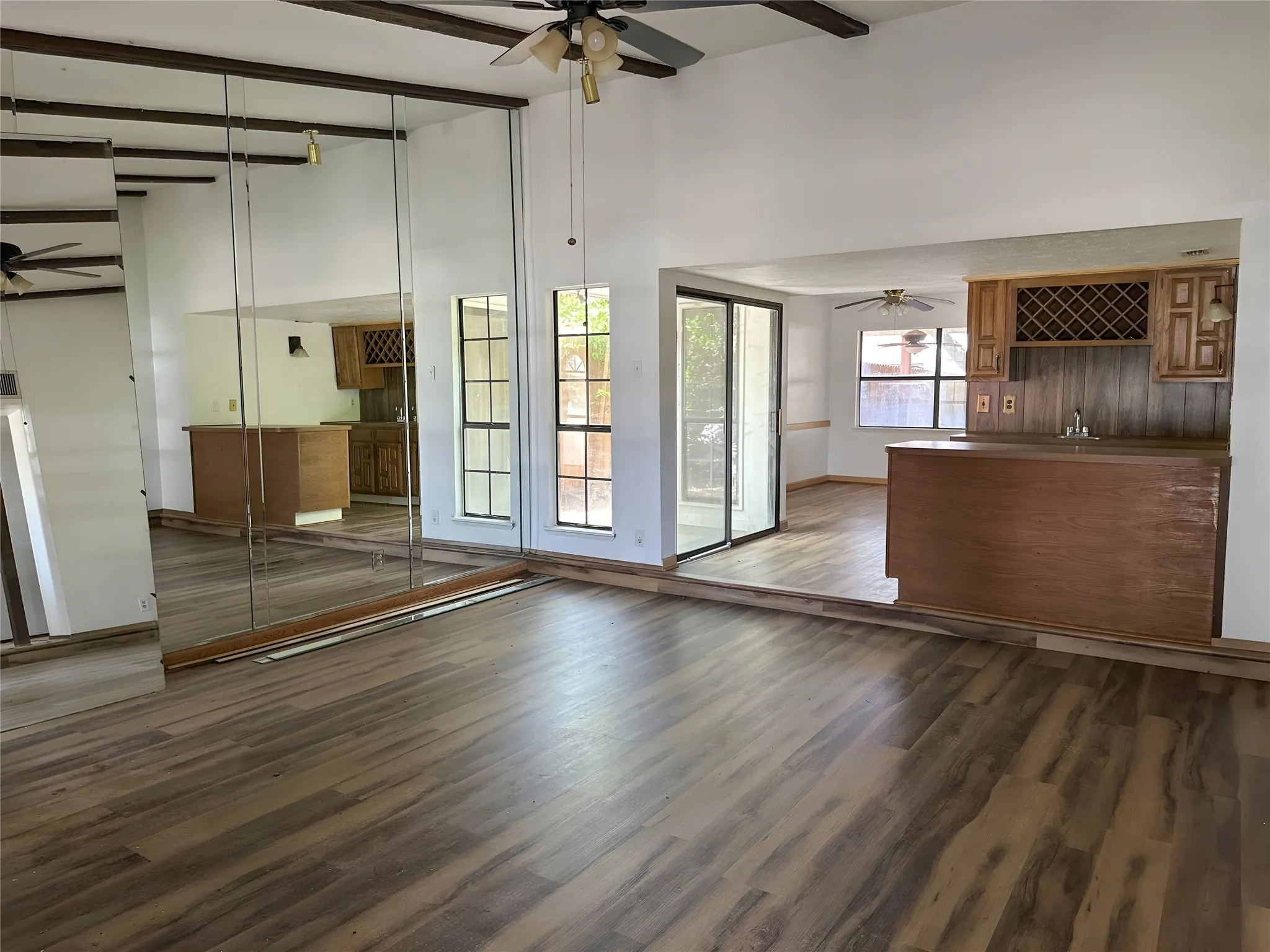 Bar Area inbetween living and formal dinig room