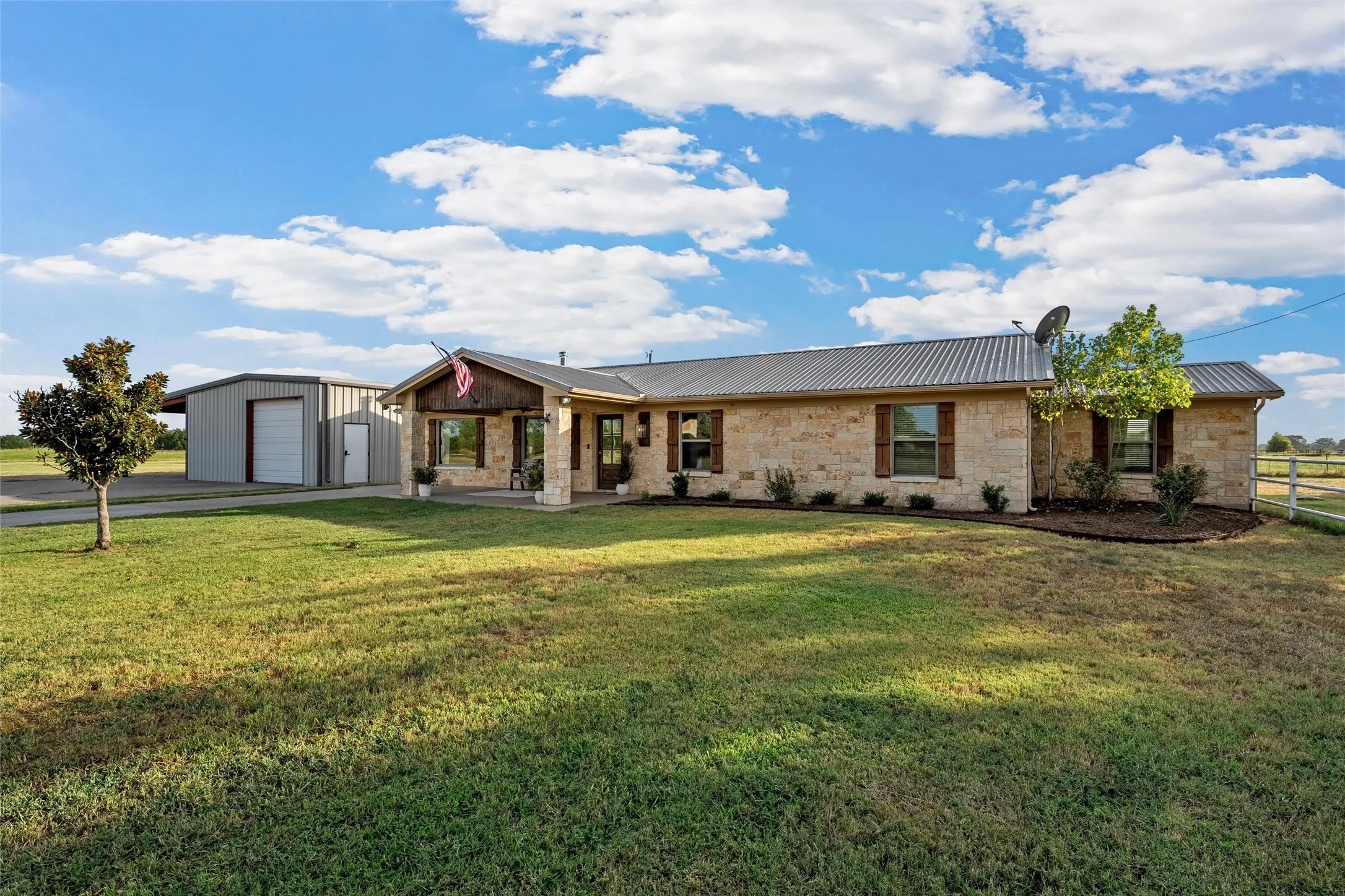 Single Family Residence For Sale in Mc Lennan County , 140 Angle Lane, Waco, Texas 76705, 3 Bedroom, 2 Bathroom, 2 Garage spaces, 1,984 Sqft, built in 1981, mls#21362495, Real Estate Agent in Waco, Homes For Sale in Mc Lennan county, Homes For Sale in Waco, Realtor in Waco Texas, Real Estate Brokerage Independent Realty Texas, Luminita Cordes Realtor