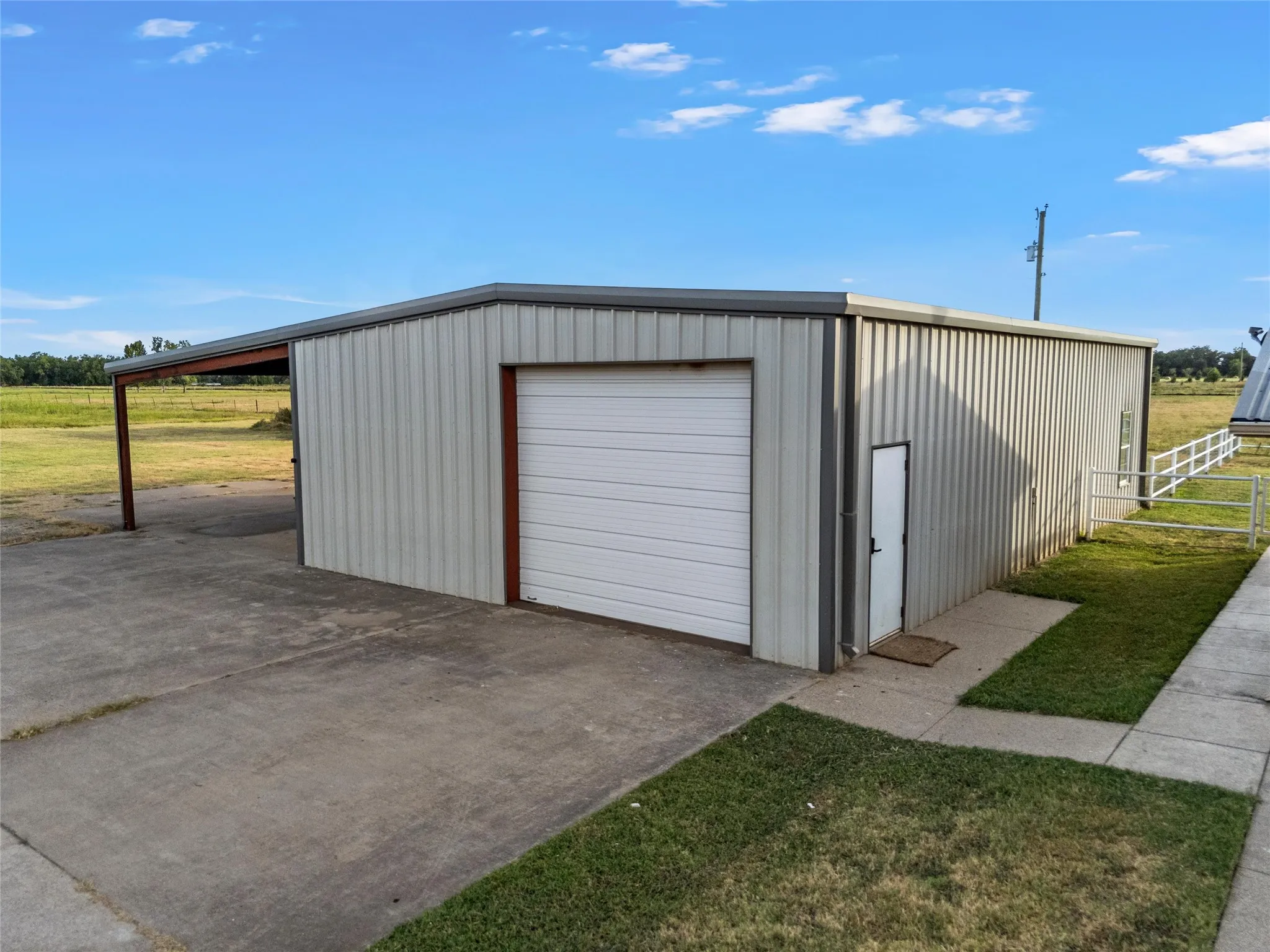 Single Family Residence For Sale in Mc Lennan County , 140 Angle Lane, Waco, Texas 76705, 3 Bedroom, 2 Bathroom, 2 Garage spaces, 1,984 Sqft, built in 1981, mls#21362495, Real Estate Agent in Waco, Homes For Sale in Mc Lennan county, Homes For Sale in Waco, Realtor in Waco Texas, Real Estate Brokerage Independent Realty Texas, Luminita Cordes Realtor