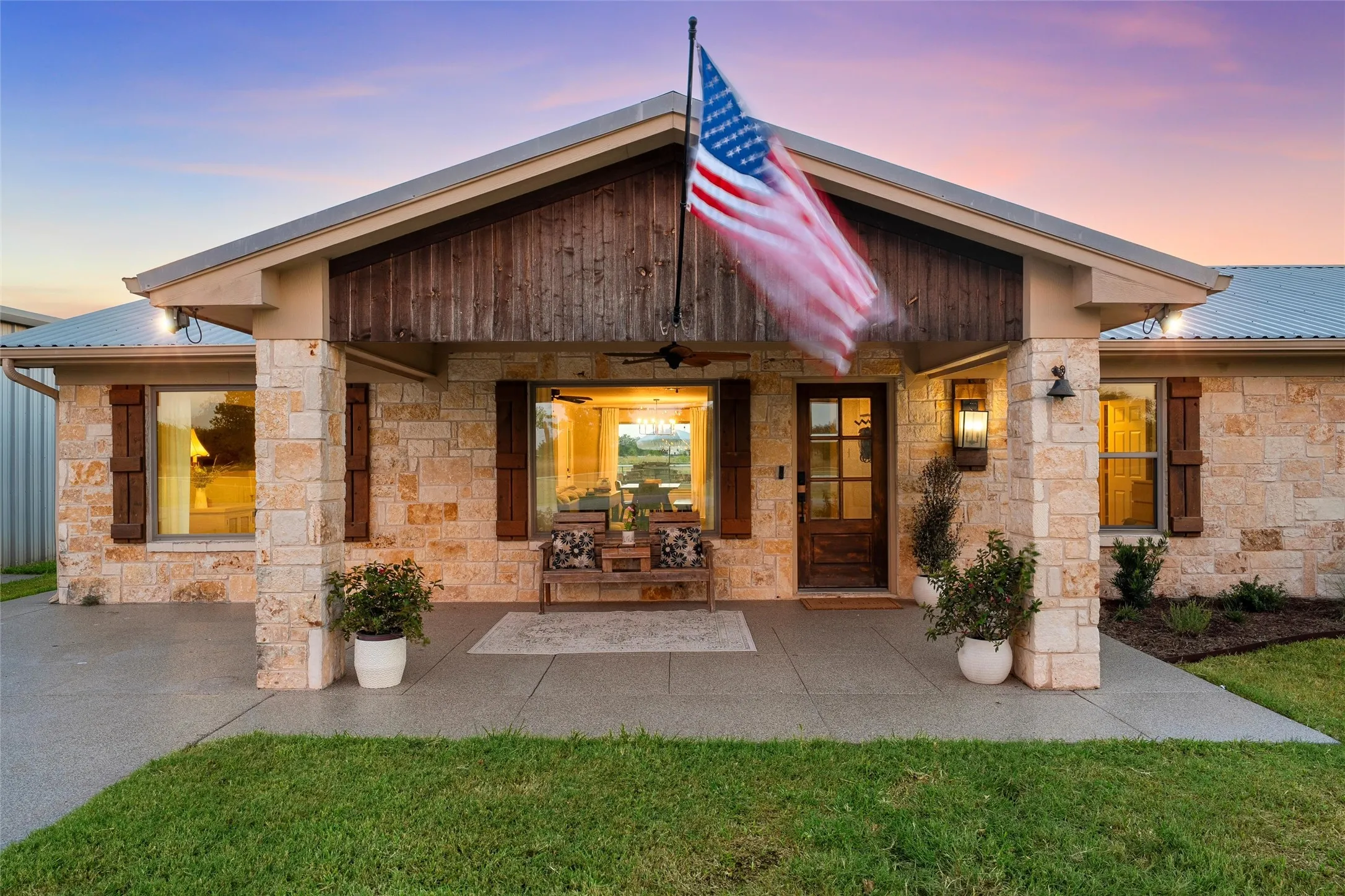 Single Family Residence For Sale in Mc Lennan County , 140 Angle Lane, Waco, Texas 76705, 3 Bedroom, 2 Bathroom, 2 Garage spaces, 1,984 Sqft, built in 1981, mls#21362495, Real Estate Agent in Waco, Homes For Sale in Mc Lennan county, Homes For Sale in Waco, Realtor in Waco Texas, Real Estate Brokerage Independent Realty Texas, Luminita Cordes Realtor