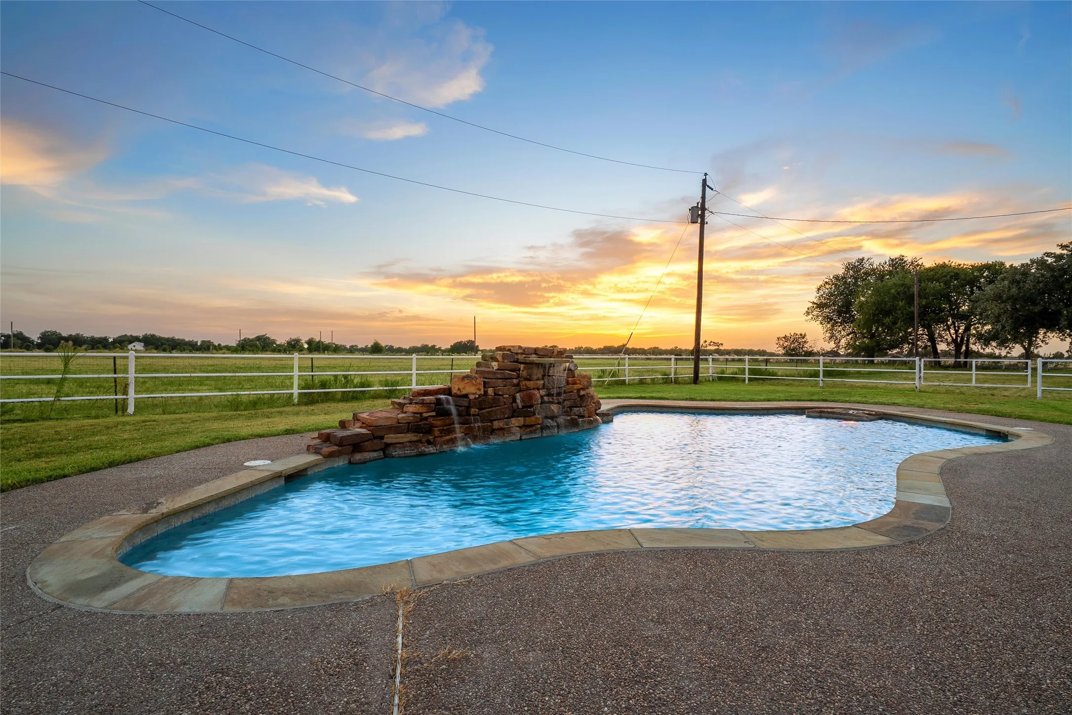 Single Family Residence For Sale in Mc Lennan County , 140 Angle Lane, Waco, Texas 76705, 3 Bedroom, 2 Bathroom, 2 Garage spaces, 1,984 Sqft, built in 1981, mls#21362495, Real Estate Agent in Waco, Homes For Sale in Mc Lennan county, Homes For Sale in Waco, Realtor in Waco Texas, Real Estate Brokerage Independent Realty Texas, Luminita Cordes Realtor