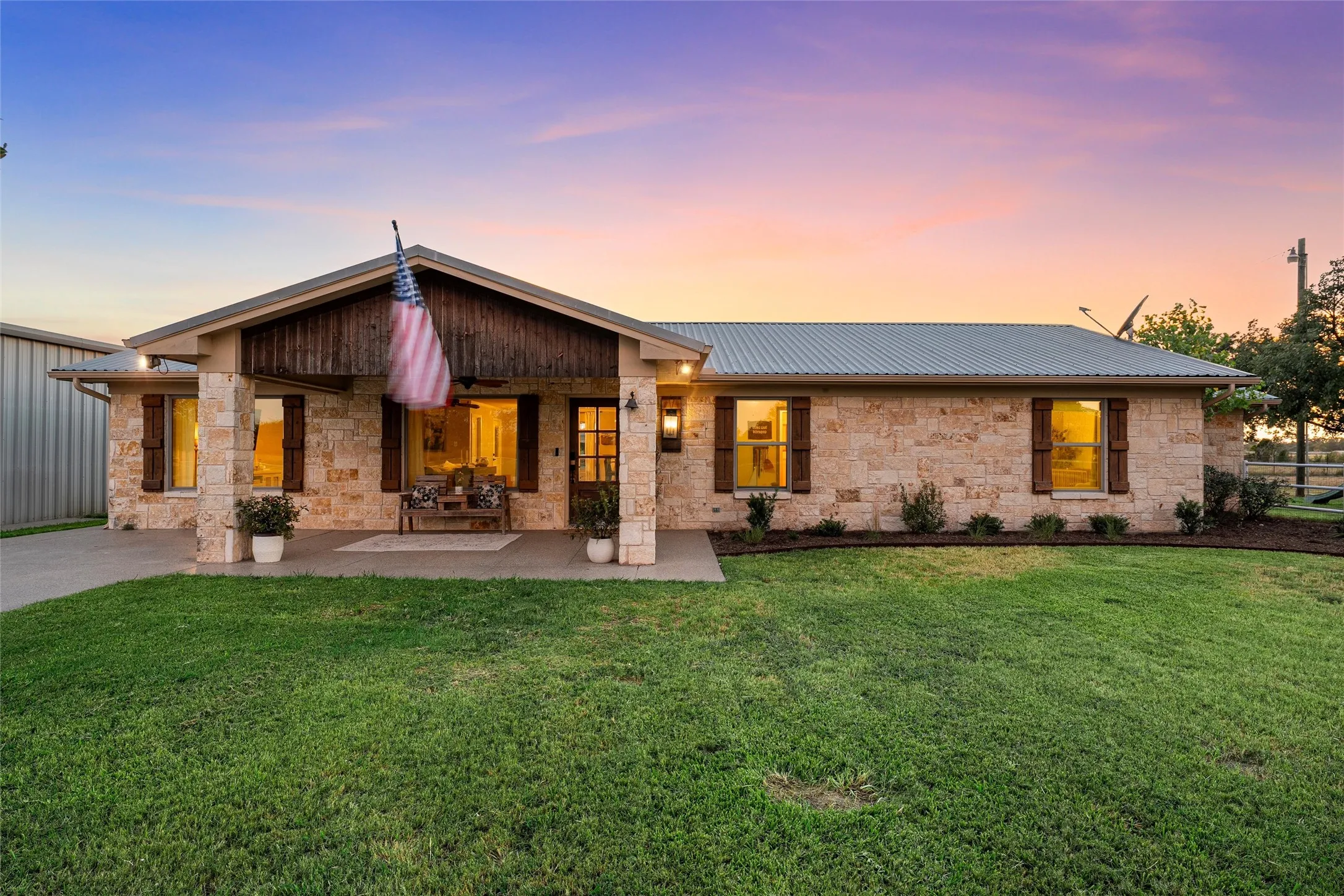 Single Family Residence For Sale in Mc Lennan County , 140 Angle Lane, Waco, Texas 76705, 3 Bedroom, 2 Bathroom, 2 Garage spaces, 1,984 Sqft, built in 1981, mls#21362495, Real Estate Agent in Waco, Homes For Sale in Mc Lennan county, Homes For Sale in Waco, Realtor in Waco Texas, Real Estate Brokerage Independent Realty Texas, Luminita Cordes Realtor